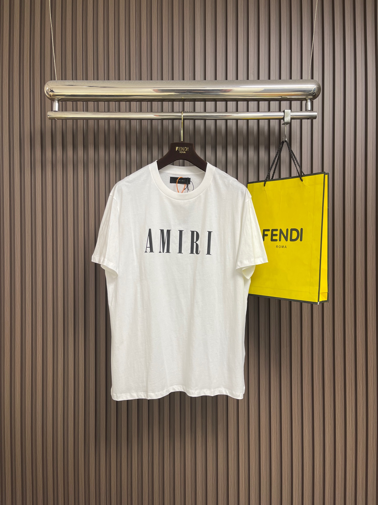 NO:759472,Amiri logo printed short-sleeved T-shirt, custom-made densely woven plain cotton. Soft and delicate, comfortable and close to the skin. Dressed in pure white, exuding innate elegance. The AMIRI logo letter print is embellished on the chest. The brand letters are the sharpest design language. Simple yet high-end sense. Control complexity with simplicity. Quality wins quantity. Shows taste and uses glue printing. Use glue liquid paint to print patterns on the fabric. Bake the fabric to fix the printed pattern. The fabrics are washed. It has a better feel and texture, is not easy to deform, is not easy to shrink or fade, and maintains long-term beauty. The overall wiring is straight and delicate, the fabric is comfortable and soft, and the color is consistent without color difference. It can be matched with the same style to create a fashionable look and control various occasions. Customized accessories, complete with three standards, same style for men and women! Size S-XL S size bust 112 shoulder width 48.5 length 68 medium size bust 116 shoulder width 50 length 70 L size bust shoulder width 51.5 length 72 XL size bust 124 shoulder width 53 length 74,,amiri,T-shirt,tees,t-shirt,19860909Amiri 徽标印花短袖T恤,定制密织平纹棉 柔软细腻 舒适贴肤 以一袭纯净之白 散发着与生俱来的高雅气质 AMIRI 徽标字母印花点缀于胸前 品牌字母便是最锋利的设计语言 简而不減的高级感 以简驭繁 以质胜量 尽显品味,采用胶浆印花 使用胶浆液体涂料在织物上打印图案 烘烤织物以固定印刷图案面料都经过浇洗 手感质感更佳 不易变形 不易缩水不易褪色保持长久的美观.整体走线平直细腻,面料舒适柔软,颜色一致无色差 能与同款搭配营造时尚造型,驾驭各种场合,定制辅料,三标齐全,男女同款！尺码S-XL S码胸围112 肩宽48.5 衣长68 M码 胸围116 肩宽50 衣长70 L码胸围 肩宽51.5 衣长72 XL码 胸围124 肩宽53衣长74,,amiri,T-shirt,tees，t-shirt,,Men's clothing