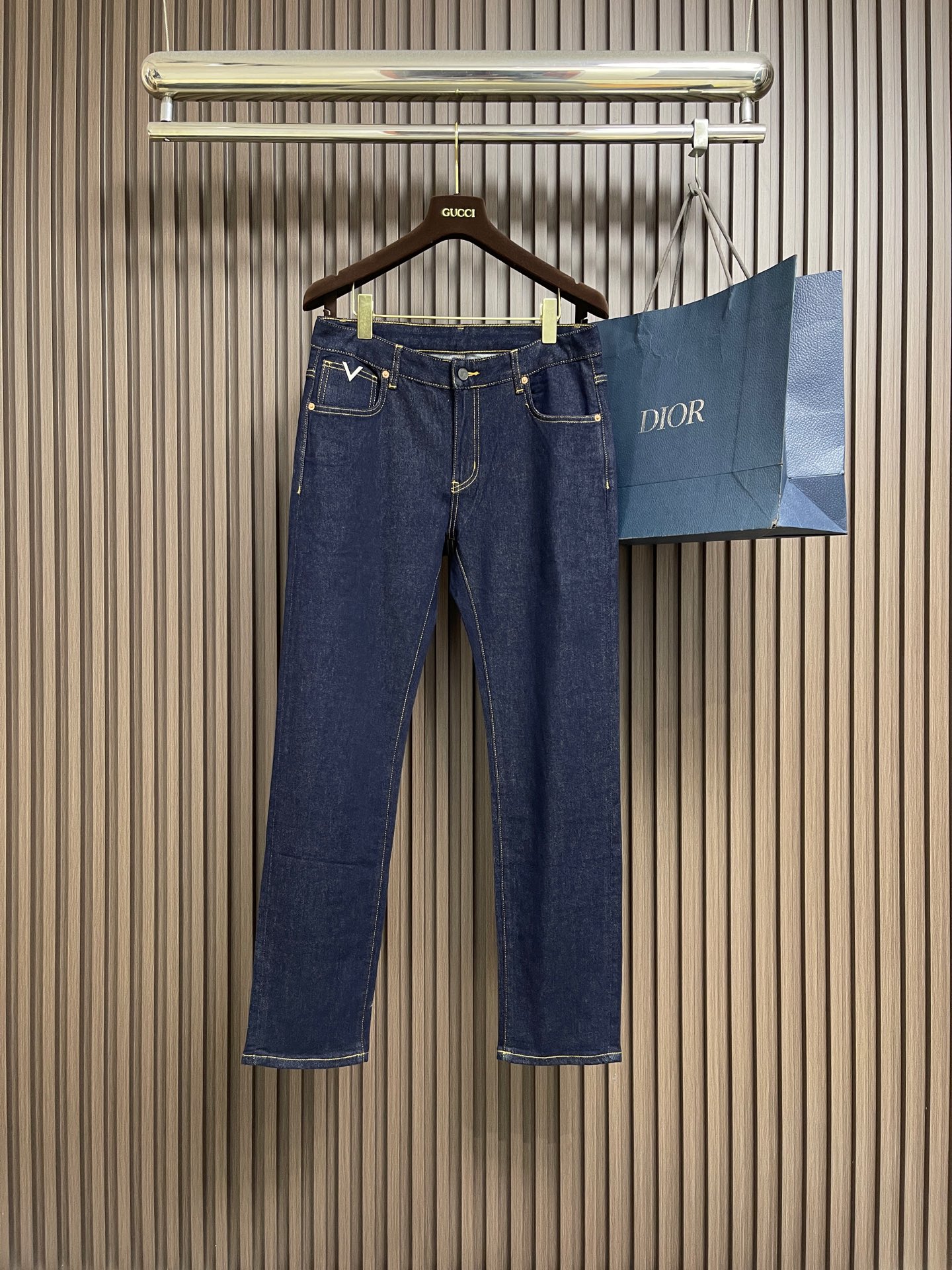 NO:759524,Valentino Valentino 2026 SS new casual jeans for spring and summer, imported original elastic fabric, comfortable and elastic, original hardware decoration, super correct version, extremely high grade, full of vitality. Sizes 29-38, yes 35, no 37,,valentino,valentino,jeans,19860909Valentino 华伦天奴 2026SS春夏新品休闲牛仔裤,进口原版弹力面料,舒适有弹性,原版五金辅料装饰,版型超正,档次极高,活力十足.尺码29-38 有35 无37,,valentino,valentino,jeans,,Men's clothing