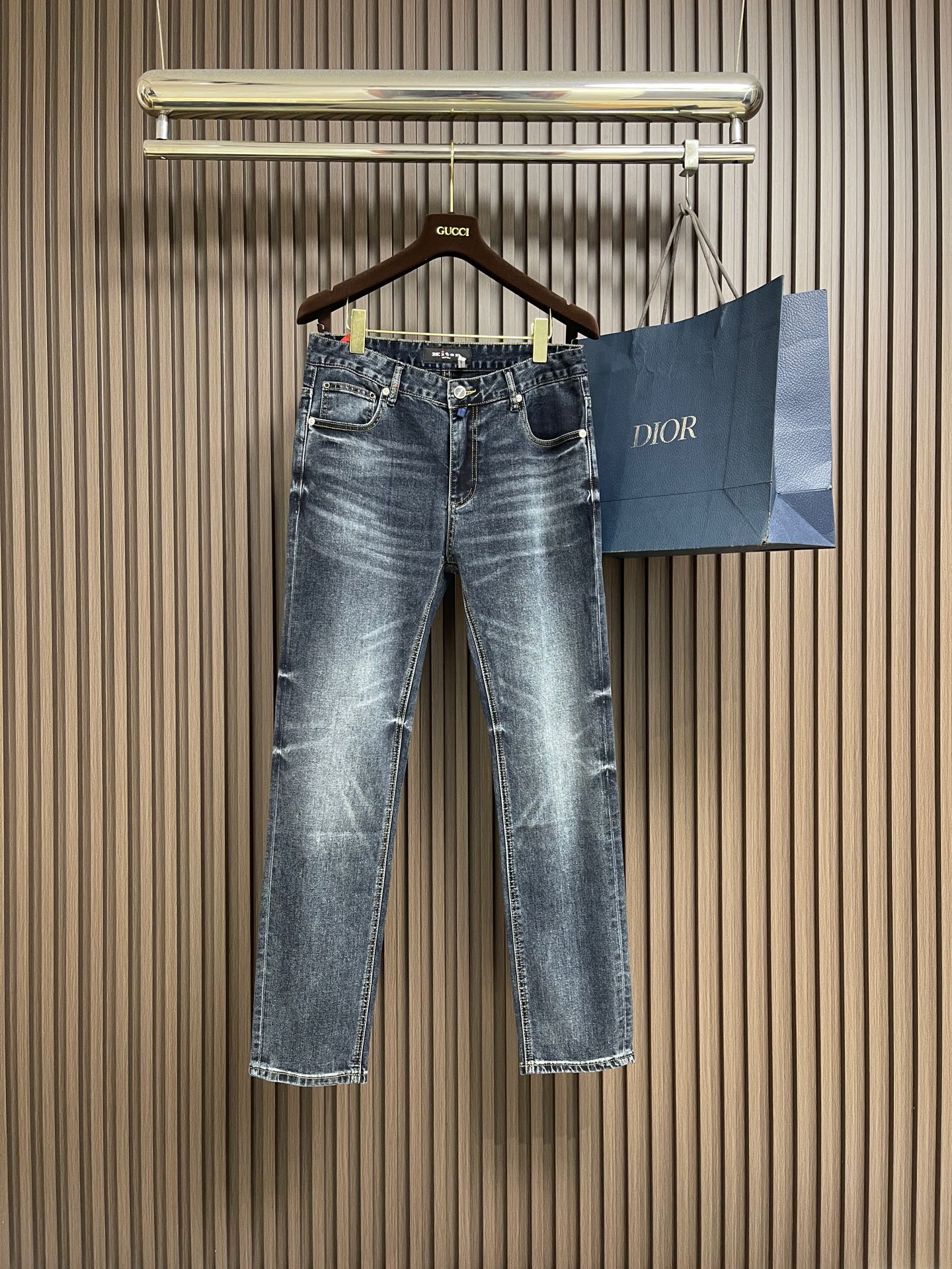 NO:759532,Kiton 2026SS spring new men's straight-leg jeans, made of cotton denim fabric with a soft texture but not sagging, feeling dry and tough. Classic iconic embossed logo, soul-like embellishment. All indicators are top-grade, naturally bringing an excellent upper body feel!  ! Size 29-38, yes 35, no 37,,jeans,19860909Kiton 2026SS春季新款男士直筒牛仔裤,棉质牛仔面料打造质地柔软又不失筋骨,手感干爽有韧性 经典的标志性浮雕徽标,灵魂般的点缀 各项指标皆为上品,自然带来极佳的上身体感！! 尺码29-38 有35 无37,,jeans,,Men's clothing