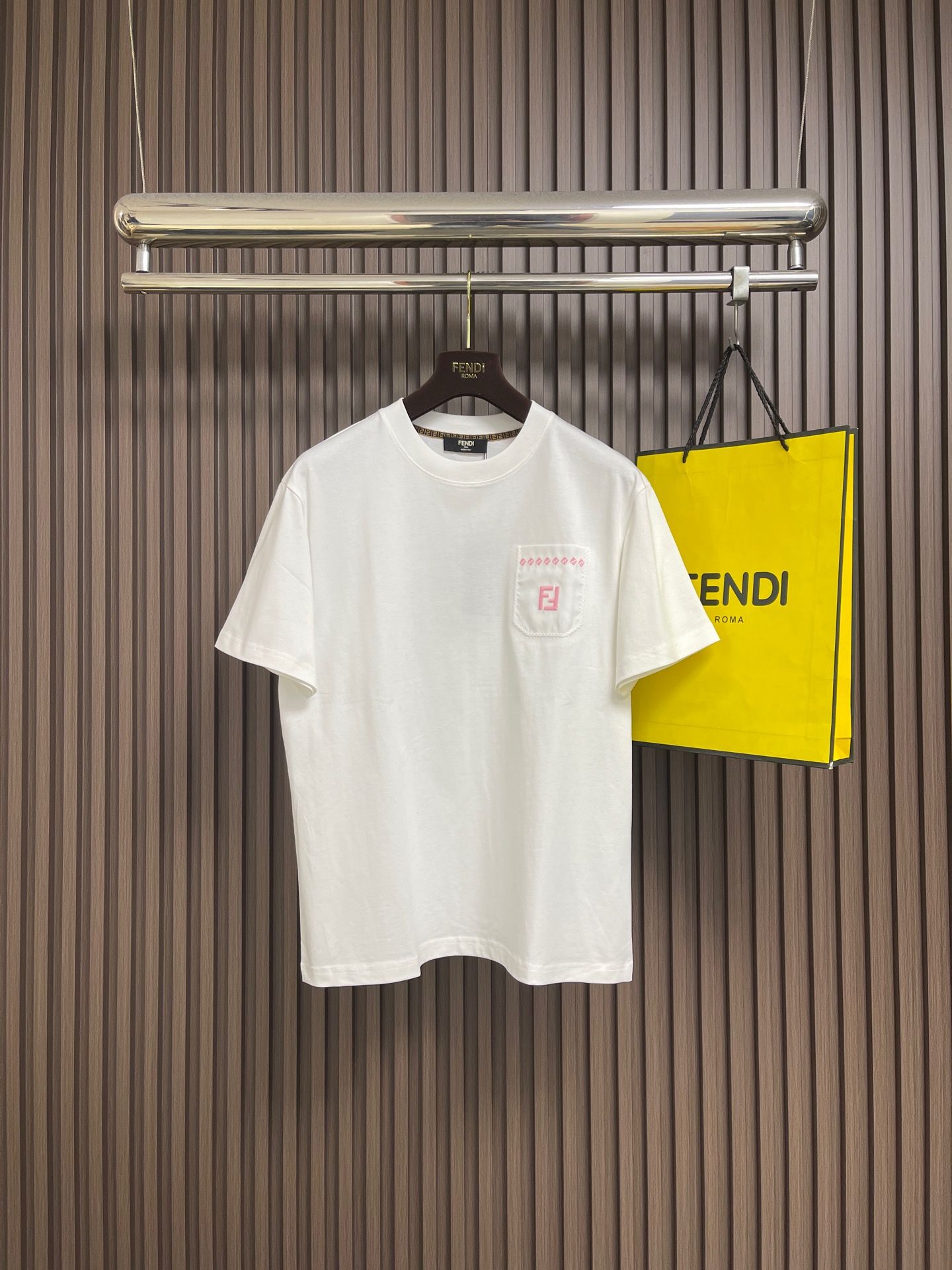 NO:759386,Fendi 2026SS new embroidered pocket round neck short-sleeved T-shirt is a low-key and luxurious fashion choice. The simple silhouette hides ingenuity. The iconic FF pattern is decorated on the personalized pockets, highlighting the brand style in every detail. The classic color is versatile and easy to wear, whether it is paired with casual jeans or attending fashionable occasions. It perfectly integrates Italian luxury with daily wear and is an indispensable item in the wardrobe of fashionistas. Size M-3XL  Size M, length 67cm, shoulder width 47.5cm, bust 104cm, size L, length 69cm, shoulder width 49cm, size L, length 71cm, bust 108cm, size  Bust 120cm,,fendi,T-shirt,tees,t-shirt,19860909Fendi 2026SS新款刺绣口袋圆领短袖T恤,低调奢华的时尚之选,简约轮廓暗藏巧思.标志性FF图案装点于个性口袋之上,于细微处彰显品牌格调.经典色系百搭不挑人,无论是搭配休闲牛仔,还是出席时尚场合,都能轻松驾驭,将意式奢华与日常穿搭完美融合,是时尚达人衣橱中不可或缺的单品.尺码M-3XL M码衣长67cm肩宽47.5cm 胸围104cm L码衣长69cm肩宽49cm 胸围108cm XL码衣长71cm 肩宽50.5cm 胸围112cm XXL码衣长73cm肩宽52cm 胸围116cm XXXL码衣长75cm 肩宽53.5cm 胸围120cm,,fendi,T-shirt,tees，t-shirt,,Men's clothing