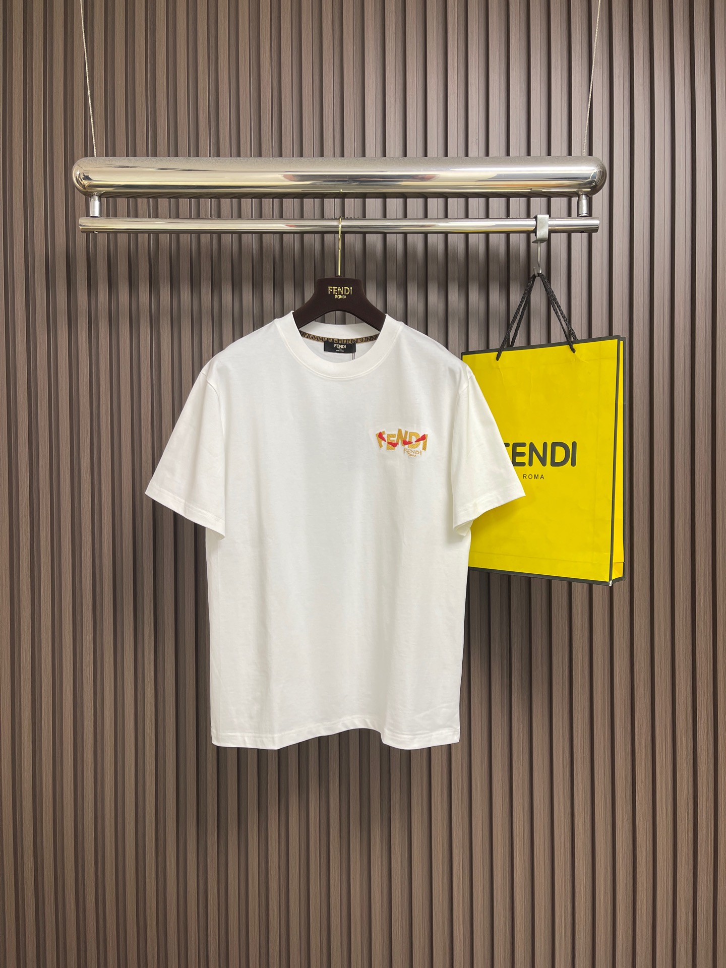 NO:759380,Fendi 2026ss early spring new short-sleeved T-shirt with letter logo embroidery, light luxury, a must-have item for daily commuting for men and women, 320g pure cotton double yarn jersey fabric, custom-dyed in the same vat with special bold 32 count double-ply 1x1 thread, double-needle stitching and cross-stitching technology. Size M-3XL M size, length 67cm, shoulder width 47.5cm, bust 104cm, size L, length 69cm, shoulder width 49cm  Bust 108cm, XL size, length 71cm, shoulder width 50.5cm, bust 112cm, XXL size, length 73cm, shoulder width 52cm, bust 116cm, XXXL size, length 75cm, shoulder width 53.5cm, chest 120cm,, fendi, T-shirt, tees, t-shirt,19860909Fendi 2026ss早春新款字母logo刺绣短袖T恤,轻奢主义,男女日常通勤穿搭必备单品,320克纯棉双纱汗布面料,同缸定染特种加粗32支双股1x1螺纹,双针车线跨缝工艺.尺码M-3XL M码衣长67cm肩宽47.5cm 胸围104cm L码衣长69cm肩宽49cm 胸围108cm XL码衣长71cm 肩宽50.5cm 胸围112cm XXL码衣长73cm肩宽52cm 胸围116cm XXXL码衣长75cm 肩宽53.5cm 胸围120cm,,fendi,T-shirt,tees，t-shirt,,Men's clothing