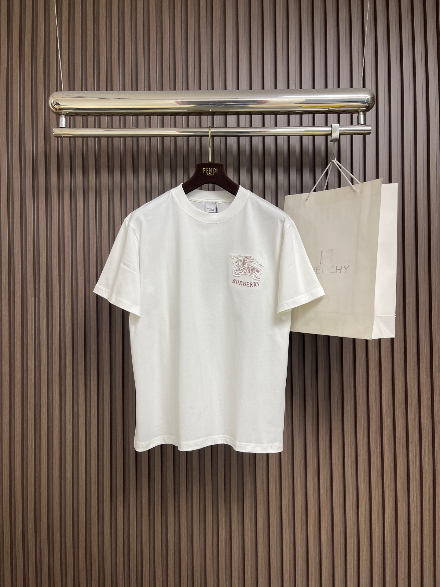 NO:759375,Burberry war horse embroidered short-sleeved T-shirt, made of plain woven cotton, embellished with equestrian knight logo embroidery, with a round neck design, showing a slim fit. The overall line is straight and delicate. The fabric is comfortable and soft. The color is consistent and no color difference. It can be matched with the same style to create a fashionable look and control various occasions. Customized accessories, complete with three standards, same style for men and women. Size M-3XL M size, length 67cm, shoulder width 47.5cm, bust 104cm  L length 69cm, shoulder width 49cm, bust 108cm, XL length 71cm, shoulder width 50.5cm, bust 112cm, XXL length 73cm, shoulder width 52cm, bust 116cm19860909Burberry 战马刺绣短袖T恤,采用平织棉,点缀马术骑士徽标刺绣,采用圆领设计,呈现修身版型.整体走线平直细腻 面料舒适柔软 颜色一致无色差 能与同款搭配营造时尚造型,驾驭各种场合,定制辅料,三标齐全,男女同款.尺码M-3XL M码衣长67cm肩宽47.5cm 胸围104cm L码衣长69cm肩宽49cm 胸围108cm XL码衣长71cm 肩宽50.5cm 胸围112cm XXL码衣长73cm肩宽52cm 胸围116cm XXXL码衣长75cm 肩宽53.5cm 胸围120cm,,burberry,T-shirt,tees，t-shirt,,Men's clothing