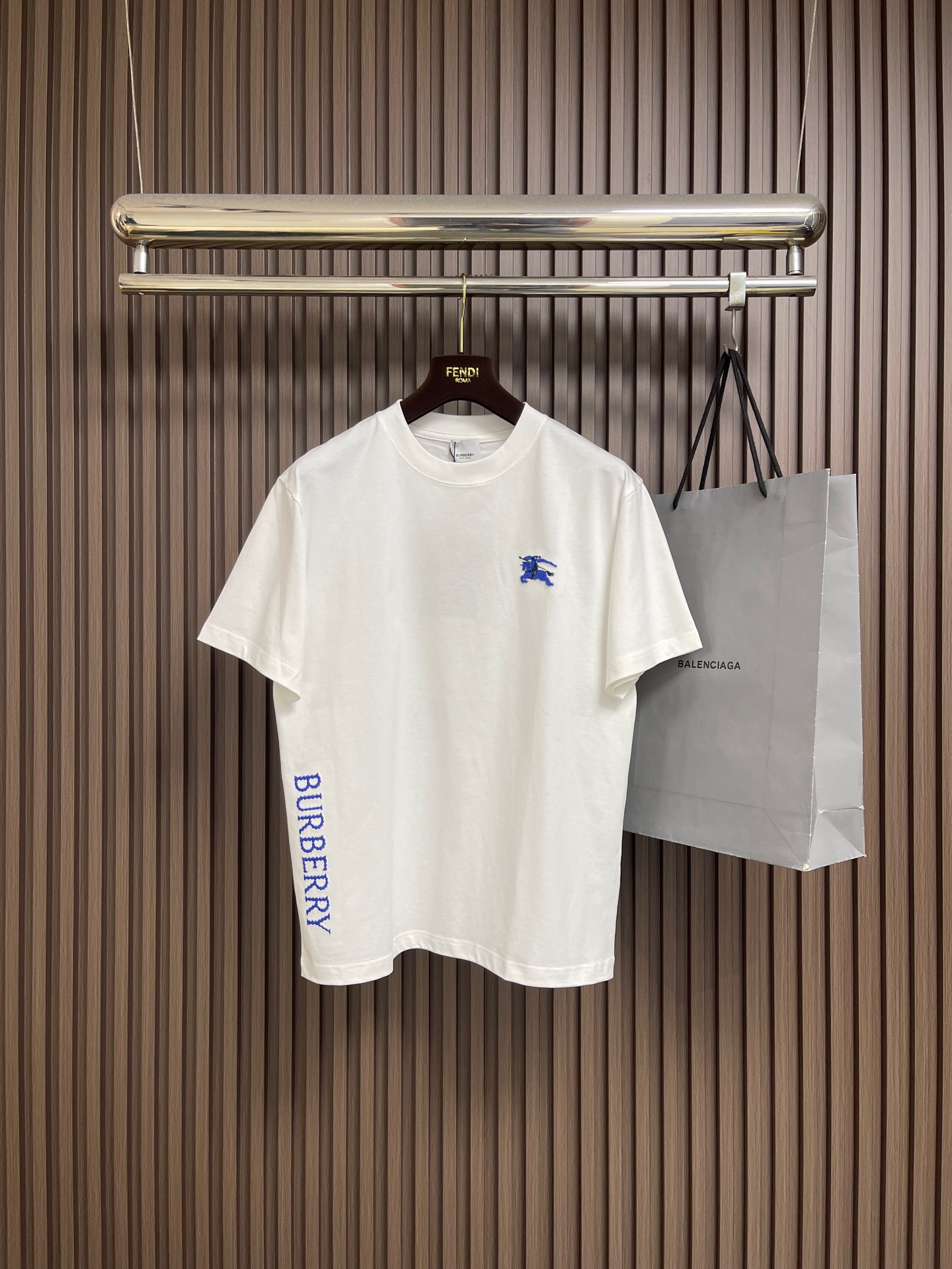 NO:759379,Burberry  The thin-line war horse embroidery round-neck short-sleeved T-shirt is made of high-quality pure cotton fabric, which is skin-friendly and breathable. The brand knight logo on the front is embroidered with precision. The silk thread is full in color, the stitching is delicate and three-dimensional, and the pattern is rich in layers, highlighting the brand's high recognition. The round-neck structure is processed by overlocking technology, and the collar fits the neck and is not easy to deform. The body is sewn using industrial-grade flat stitching technology, the stitches are smooth and even, and the hem is  The stitching at the cuffs is fine and firm. From the selection of pure cotton fabrics to the control of embroidery details, every process reflects Burberry's pursuit of craftsmanship precision and classic style. It not only retains the daily wearability of the T-shirt, but also shows the brand's light luxury recognition through exquisite embroidery. It is a fusion of casual style and exquisite craftsmanship. The overall line routing is straight and delicate, the fabric is comfortable and soft, and the colors are consistent without color difference.  It can be matched with the same style to create a fashionable look, and can be used in various occasions. Customized accessories, complete with three standards, same style for men and women!  Size M-3XL Size M, length 67cm, shoulder width 47.5cm, bust 104cm, size L, length 69cm, shoulder width 49cm, size L, length 71cm, shoulder width 50.5cm, bust 112cm, size XXL, length 73cm, shoulder width 52cm, bust 116cm, size  Bust 120cm,,burberry,T-shirt,tees,t-shirt,19860909Burberry 细线战马刺绣圆领短袖T恤,选用高品质纯棉面料,触感亲肤透气,正面品牌骑士标识采用精密刺绣工艺,丝线色泽饱满、针脚细腻立体,图案层次丰富,彰显品牌高辨识度.圆领结构经锁边工艺处理,领口贴合颈部且不易变形.衣身车缝采用工业级平缝工艺,线迹平整均匀,下摆与袖口处针距细密牢固.从纯棉面料的甄选到刺绣细节的把控,每一道工序都体现Burberry对工艺精度与经典风格的追求,既保留T恤的日常实穿性,又通过精致刺绣展现品牌的轻奢辨识度,是休闲风格与精湛工艺的融合之作.整体走线平直细腻,面料舒适柔软,颜色一致无色差 能与同款搭配营造时尚造型,驾驭各种场合,定制辅料,三标齐全,男女同款！尺码M-3XL M码衣长67cm肩宽47.5cm 胸围104cm L码衣长69cm肩宽49cm 胸围108cm XL码衣长71cm 肩宽50.5cm 胸围112cm XXL码衣长73cm肩宽52cm 胸围116cm XXXL码衣长75cm 肩宽53.5cm 胸围120cm,,burberry,T-shirt,tees，t-shirt,,Men's clothing