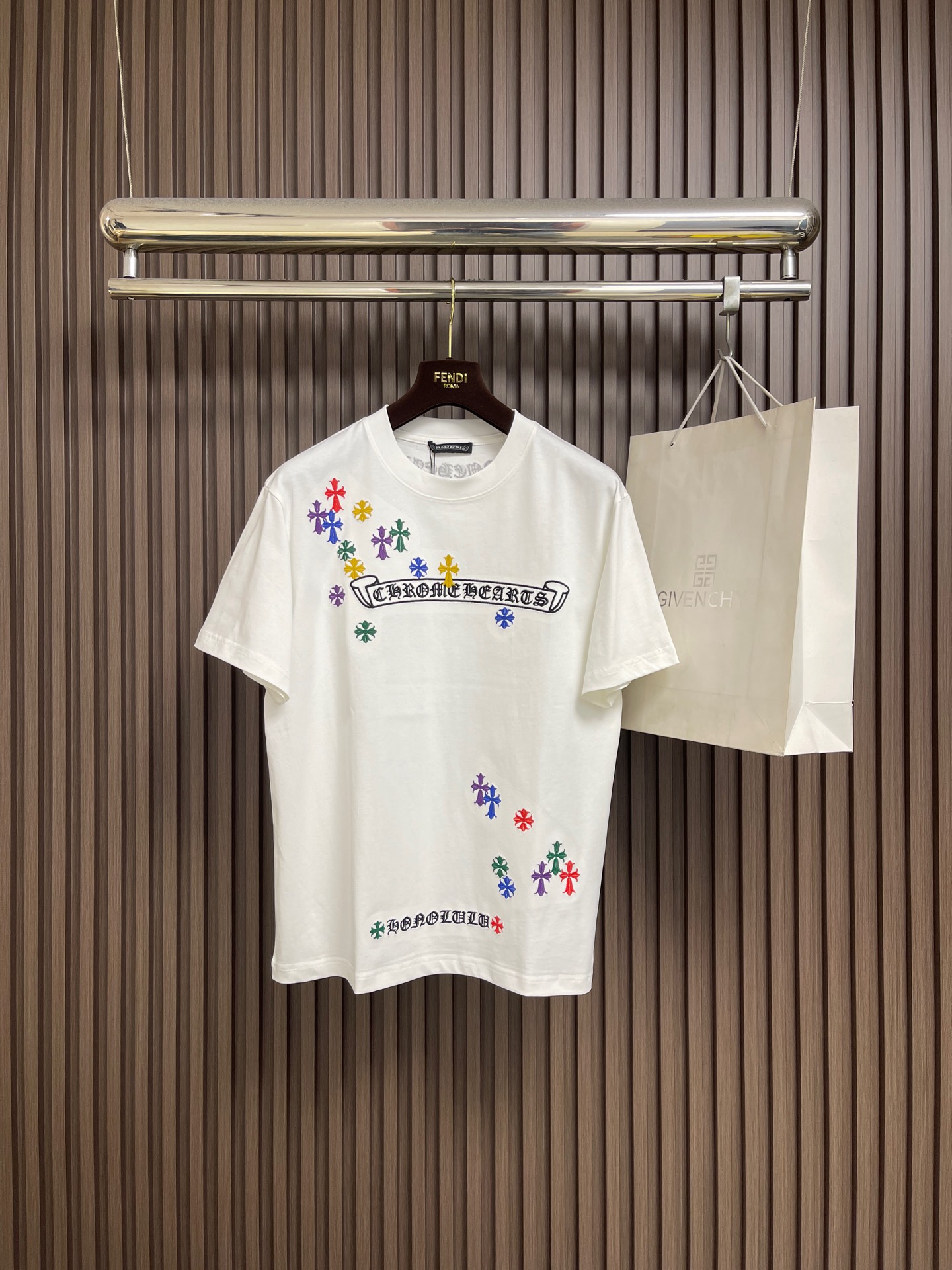 NO:759370,CH Croxin's new embroidered short-sleeved T-shirt, heavyweight 420g double yarn fabric, washed twice, heavy fabric, loose fit, deep, wide and stylish, does not deform or shrink. Size M-3XL M size, length 67cm, shoulder width 47.5cm, bust 104cm, L size, length 69cm, shoulder width 49cm, bust 108cm, XL size, length 71cm, shoulder width 50.5cm  Bust 112cm, XXL length 73cm, shoulder width 52cm, bust 116cm XXXL length 75cm, shoulder width 53.5cm, bust 120cm,,chrome hearts,T-shirt,tees,t-shirt,19860909CH 克罗心新款刺绣短袖T恤,重磅420克双纱面料 整衣洗水两遍 重磅面料 宽松版型 偏深挺阔有型 不变形不缩水.尺码M-3XL M码衣长67cm肩宽47.5cm 胸围104cm L码衣长69cm肩宽49cm 胸围108cm XL码衣长71cm 肩宽50.5cm 胸围112cm XXL码衣长73cm肩宽52cm 胸围116cm XXXL码衣长75cm 肩宽53.5cm 胸围120cm,,chrome hearts,T-shirt,tees，t-shirt,,Men's clothing