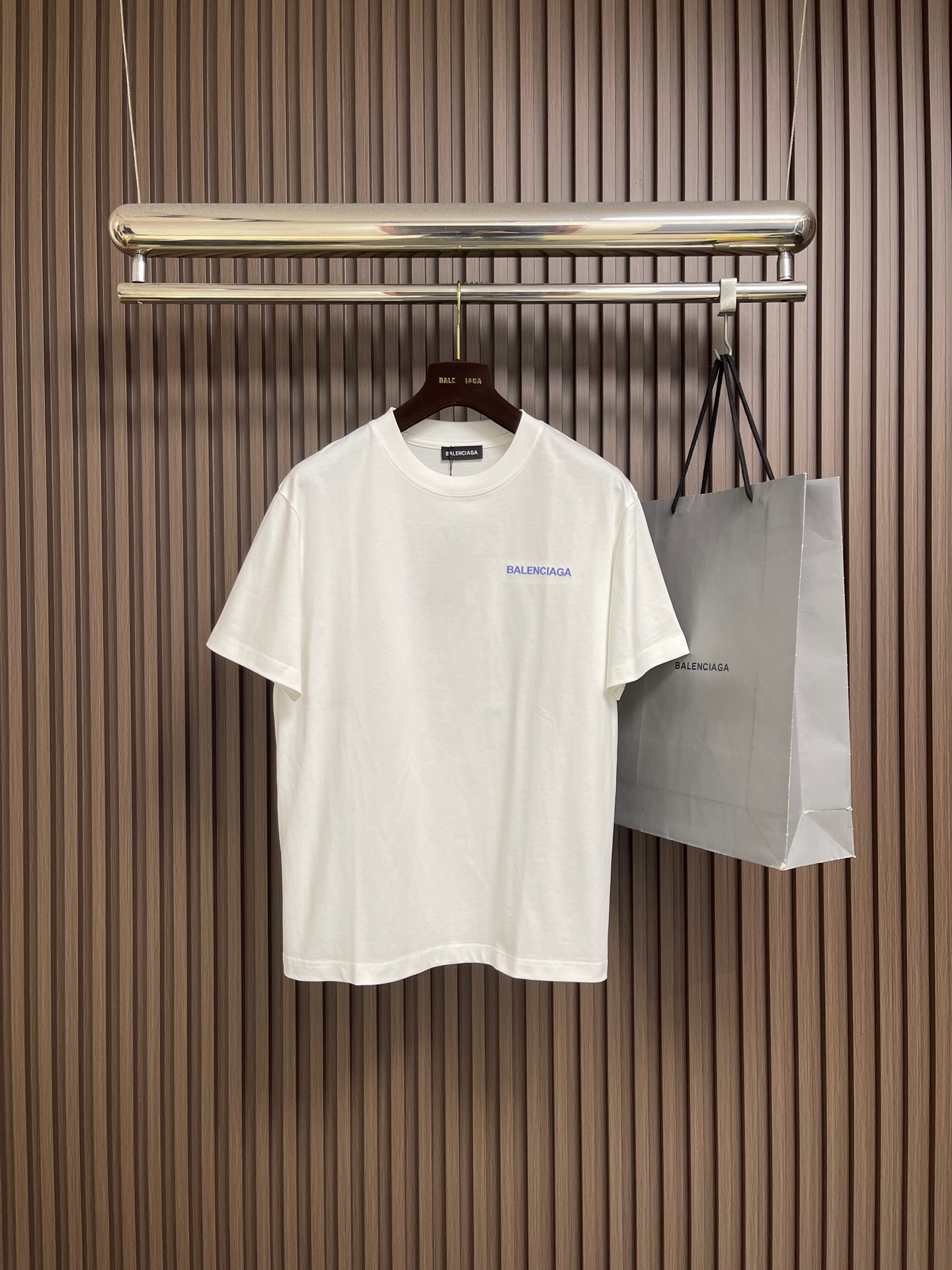 NO:759333,Balenciaga embroidered logo round neck short-sleeved T-shirt, custom-woven and dyed 100% pure cotton double-ply fabric, garment-washed, high-definition scanned pattern on the front to perfectly restore the laser positioning machine print, ribbed collar fabric custom-woven and dyed, overall smooth and smooth alignment, comfortable and soft fabric, consistent color with no color difference, customized accessories. Size M-3XL, length 67cm, shoulder width 47.5cm, bust 104cm  L length 69cm, shoulder width 49cm, bust 108cm, XL length 71cm, shoulder width 50.5cm, bust 112cm, XXL length 73cm, shoulder width 52cm, bust 116cm19860909Balenciaga 刺绣logo圆领短袖T恤,定织定染百分百纯棉双股面料 成衣洗水 前幅高清扫描图案完美还原激光定位机印 领口罗纹面料定织定染色 整体走线平直细腻 面料舒适柔软 颜色一致无色差,定制辅料.尺码M-3XL M码衣长67cm肩宽47.5cm 胸围104cm L码衣长69cm肩宽49cm 胸围108cm XL码衣长71cm 肩宽50.5cm 胸围112cm XXL码衣长73cm肩宽52cm 胸围116cm XXXL码衣长75cm 肩宽53.5cm 胸围120cm,,balenciaga,T-shirt,tees，t-shirt,,Men's clothing