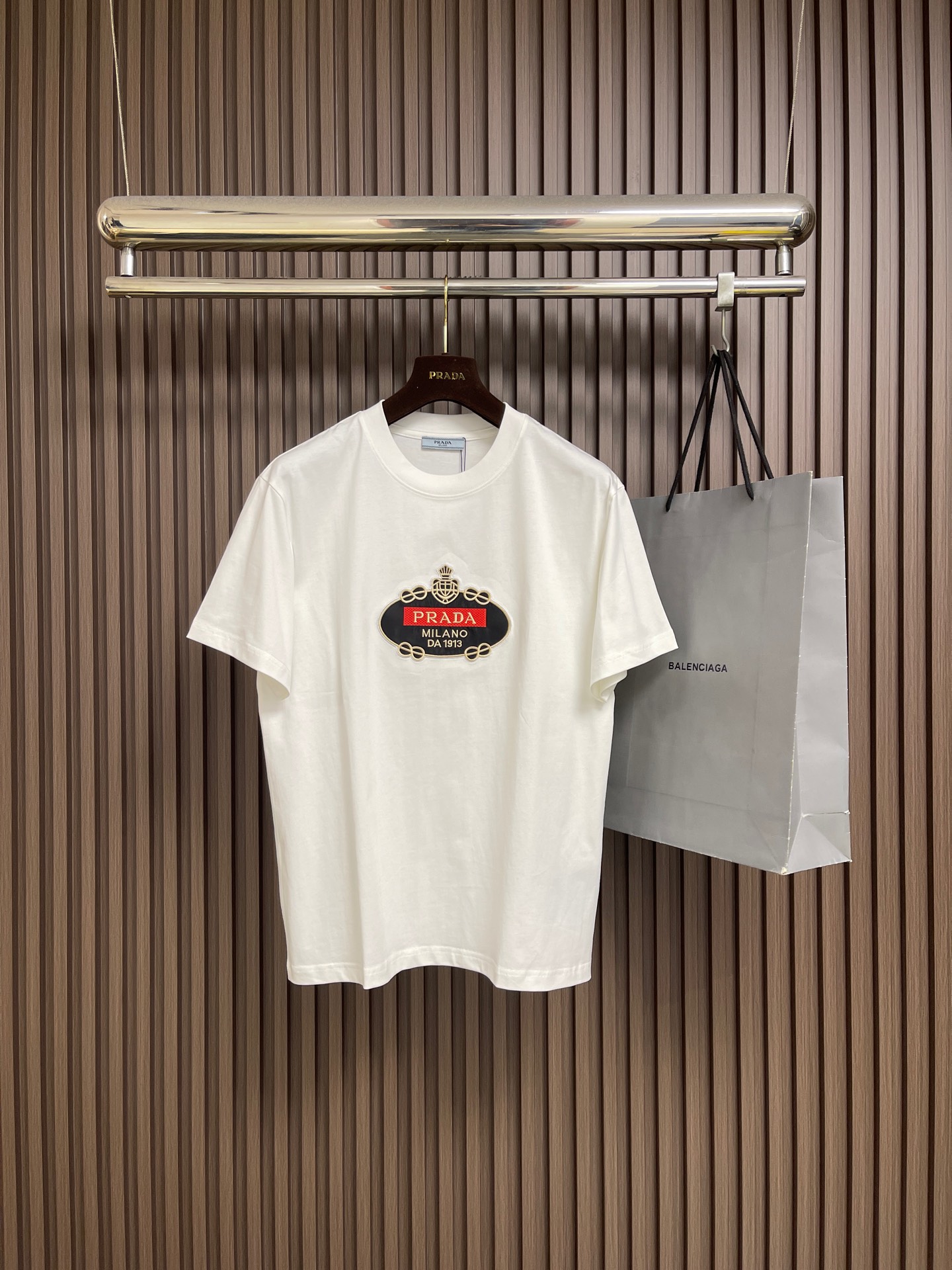 NO:759374,PRADA 2026ss new embroidered logo short-sleeved T-shirt, made of original custom-made 260g 32-count double yarn pure cotton fabric, very soft and comfortable, with 320g 1x1 thread. Size M-3XL M size length 67cm shoulder width 47.5cm bust 104cm L size length 69cm shoulder width 49cm bust 108cm XL size length 71cm shoulder width 50.5cm  Bust 112cm, XXL length 73cm, shoulder width 52cm, bust 116cm XXXL length 75cm, shoulder width 53.5cm, bust 120cm, prada, T-shirt, tees, t-shirt,19860909PRADA 2026ss新款刺绣logo短袖T恤,采用原板独家定制260克32支双纱纯棉面料质感非常柔软舒服,搭配320克1x1螺纹.尺码M-3XL M码衣长67cm肩宽47.5cm 胸围104cm L码衣长69cm肩宽49cm 胸围108cm XL码衣长71cm 肩宽50.5cm 胸围112cm XXL码衣长73cm肩宽52cm 胸围116cm XXXL码衣长75cm 肩宽53.5cm 胸围120cm,,prada,T-shirt,tees，t-shirt,,Men's clothing