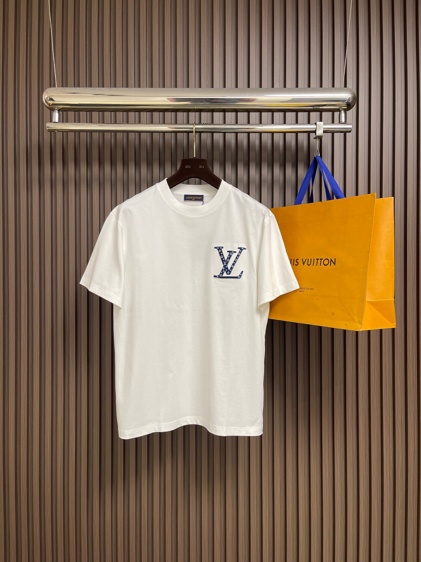 NO:759339,LV 2026ss new summer embroidered short-sleeved T-shirt, custom-made 260g cotton double yarn tight and smooth fabric, clean cloth surface, clear cloth pattern, very delicate and solid feel, more firm, tight and wear-resistant, three-dimensional positioning tailoring of the whole garment. Size M-3XL M size, length 67cm, shoulder width 47.5cm, bust 104cm, L size, length 69cm, shoulder width 49cm, bust 108cm  The length of XL size is 71cm, the shoulder width is 50.5cm, the bust is 112cm, the length of XXL size is 73cm, the shoulder width is 52cm, the bust size is 116cm, the length of XXXL size is 75cm, the shoulder width is 53.5cm, the bust is 120cm,19860909LV 2026ss夏季新款刺绣短袖t恤,定制260g全棉双纱紧密爽滑面料,布面干净,布纹清晰,手感非常细腻扎实,更加力挺 紧实耐磨,整衣立体定位剪裁.尺码M-3XL M码衣长67cm肩宽47.5cm 胸围104cm L码衣长69cm肩宽49cm 胸围108cm XL码衣长71cm 肩宽50.5cm 胸围112cm XXL码衣长73cm肩宽52cm 胸围116cm XXXL码衣长75cm 肩宽53.5cm 胸围120cm,,louis vuitton,T-shirt,tees，t-shirt,,Men's clothing