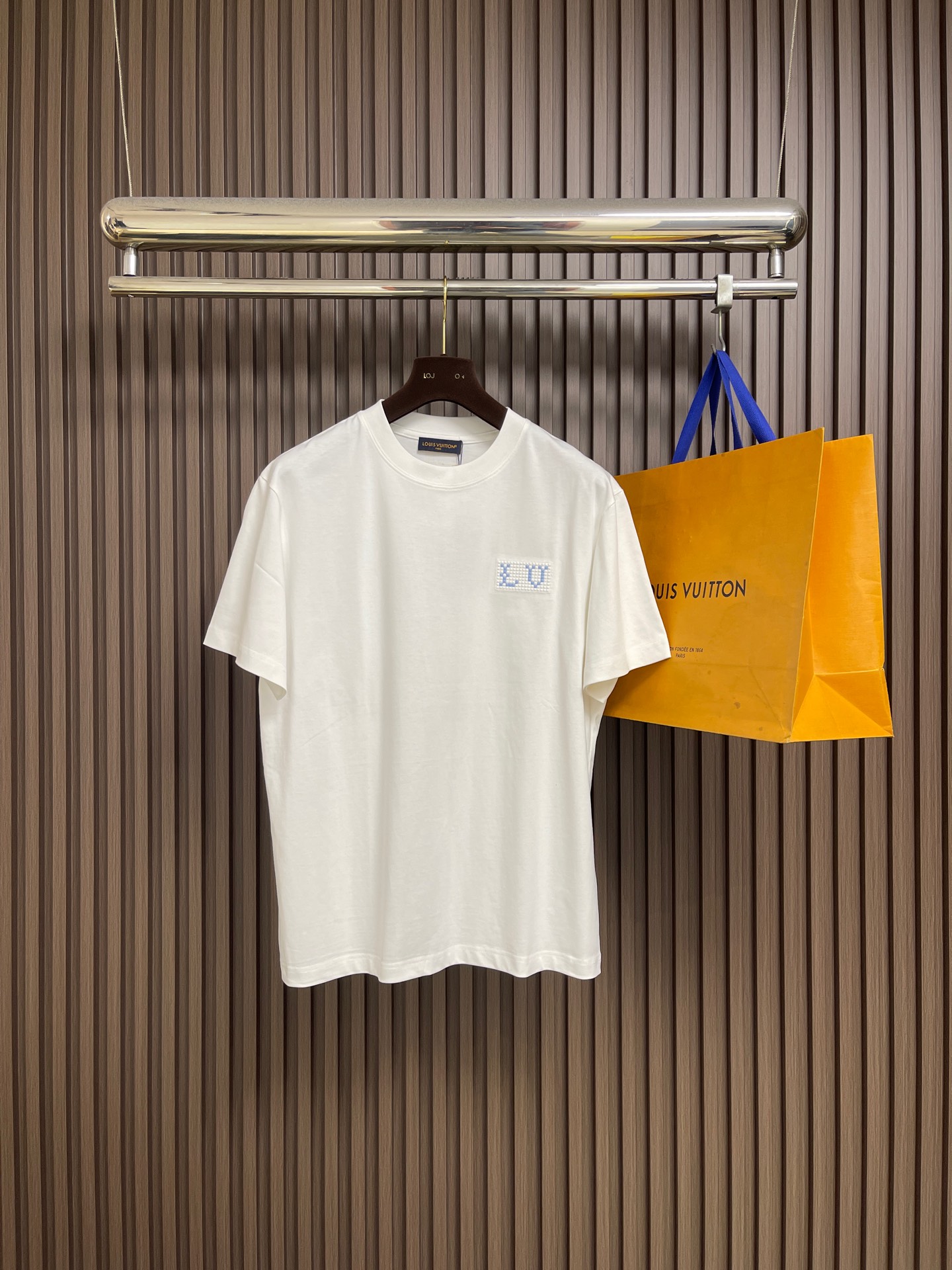 NO:759344,LV 2026ss new spring and summer short-sleeved T-shirt, this 280g classic T-shirt uses timeless solid colors and is easy to match. It is made of organic cotton and decorated with 3D embroidered logo words. Sizes M-3XL M size length 67cm shoulder width 47.5cm bust 104cm L size length 69cm shoulder width 49cm bust 108cm XL length 71cm  Shoulder width 50.5cm, bust 112cm, XXL length 73cm, shoulder width 52cm, bust 116cm XXXL length 75cm, shoulder width 53.5cm, bust 120cm,,louis vuitton,T-shirt,tees,t-shirt,19860909LV 2026ss春夏新款短袖T恤,这款 280g 经典T恤采用永恒的净色,易于搭配.它采用有机棉制成,饰有3D刺绣的logo标识字样.尺码M-3XL M码衣长67cm肩宽47.5cm 胸围104cm L码衣长69cm肩宽49cm 胸围108cm XL码衣长71cm 肩宽50.5cm 胸围112cm XXL码衣长73cm肩宽52cm 胸围116cm XXXL码衣长75cm 肩宽53.5cm 胸围120cm,,louis vuitton,T-shirt,tees，t-shirt,,Men's clothing