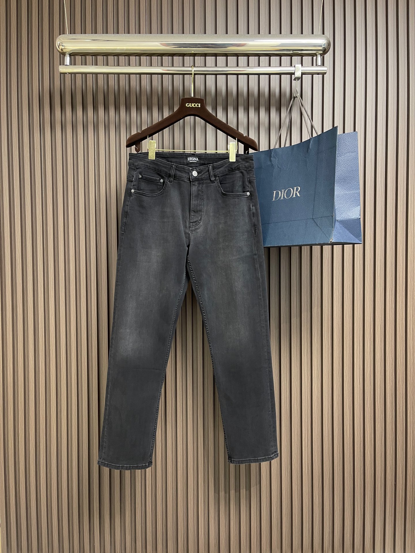 NO:759508,Ermenegildo Zegna 2026SS new arrival in early spring, straight jeans, imported original washed stretch fabric, upper body is comfortable, breathable and elastic, original hardware decoration, extremely high grade, super correct shape, simple and easy to match, complete with three standards, all products are in order, and the upper body is very handsome. Size 29.30.31.32.33.34.36 No 35,,jeans,19860909Ermenegildo Zegna 2026SS早春新品,直筒牛仔裤,进口原版水洗弹力面料,上身舒适透气有弹力,原版五金辅料装饰,档次极高,版型超正,简约易搭配,三标齐全,全品相订单款,上身帅气十足.尺码29.30.31.32.33.34.36 无35,,jeans,,Men's clothing