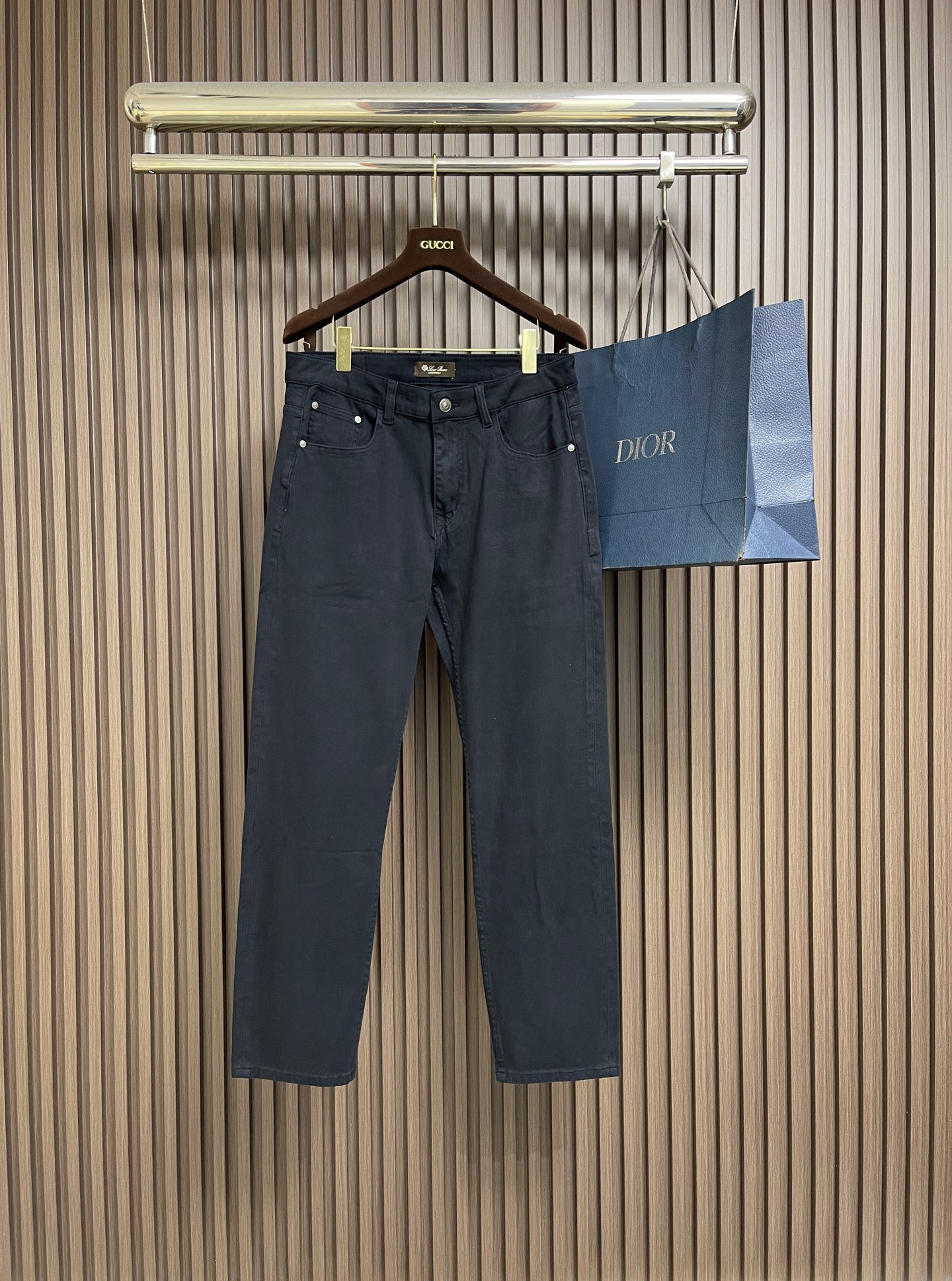 NO:759479,LP Loropiana washed jeans, sharp cut visible to the naked eye, straight slim fit!  Custom-woven and dyed denim denim fabric, the waistband is a classic leather label!  The inner lining has belt loop details, dense and neat wiring, customized hardware with logo engraving, classic fly zipper, and a five-pocket basic model that is easy on the upper body!  Size 29.30.31.32.33.34.36 No 35,,loro piana,loro piana,jeans,19860909LP Loropiana 水洗牛仔裤 肉眼可见的利落裁剪,直筒修身款裤型！定织定染牛仔丹宁布面,裤腰是经典的皮标！内衬有腰带袢细节,密实齐整走线,客供定制五金并有logo雕刻,经典门襟拉链,五口袋的基础款,上身不挑人！尺码29.30.31.32.33.34.36 无35,,loro piana,loro piana,jeans,,Men's clothing