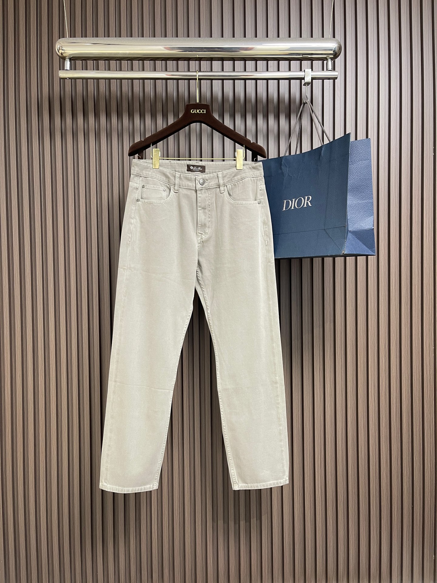 NO:759500,LP Loropiana washed jeans, sharp cut visible to the naked eye, straight slim fit!  Custom-woven and dyed denim denim fabric, the waistband is a classic leather label!  The inner lining has belt loop details, dense and neat wiring, customized hardware with logo engraving, classic fly zipper, and a five-pocket basic model that is easy on the upper body!  Size 29.30.31.32.33.34.36 No 35,,loro piana,loro piana,jeans,19860909LP Loropiana 水洗牛仔裤 肉眼可见的利落裁剪,直筒修身款裤型！定织定染牛仔丹宁布面,裤腰是经典的皮标！内衬有腰带袢细节,密实齐整走线,客供定制五金并有logo雕刻,经典门襟拉链,五口袋的基础款,上身不挑人！尺码29.30.31.32.33.34.36 无35,,loro piana,loro piana,jeans,,Men's clothing