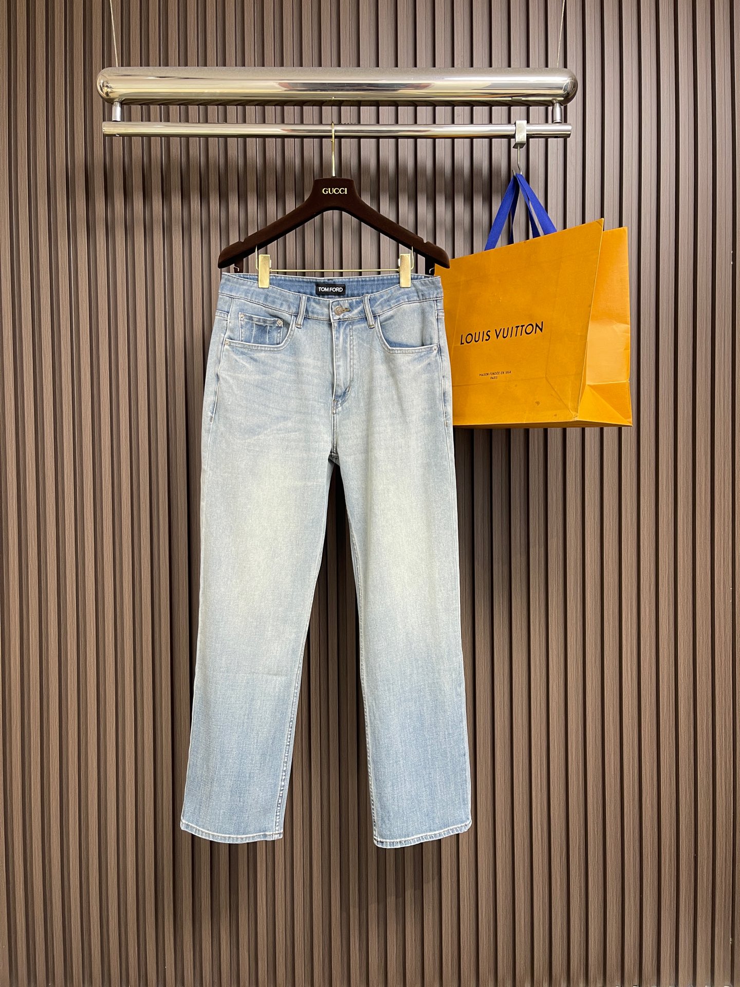 NO:759425,TF 2026ss summer original men's high-end denim jeans, from a well-known family, the color is classic and versatile, the color is very suitable for summer matching needs, it is an excellent representative of the season's stylish and eye-catching style, there is no doubt that it will turn heads, the fabric is slightly elastic, the upper body is extremely comfortable and breathable!  The details are perfect, and the accessories are all provided by customers. It has a touch of retro flavor, and the fusion with denim is natural. It has a first-class shape, lifts and slims the hips, can be mixed and matched between business and leisure, and is highly wearable. It is a high-end denim product that can be encountered but not sought. Size 29.30.31.32.33.34.36 No 35,,tom ford,jeans,19860909TF 2026ss夏季原单男士高端丹宁牛仔裤,系出名门,配色属于经典百搭的,色彩非常符合夏季的搭配需求,属于穿搭季拗造型且吸睛的优秀代表,回头率毋庸置疑,面料略带弹性,上身极为舒适且透气！细节完美如斯,辅料皆为客供,有着淡淡的复古味道,与之丹宁的融合浑然天成,版型一流,提臀修身,商务与休闲混搭兼备,复搭实穿性极高,可遇而不可求的高端丹宁产物.尺码29.30.31.32.33.34.36 无35,,tom ford,jeans,,Men's clothing