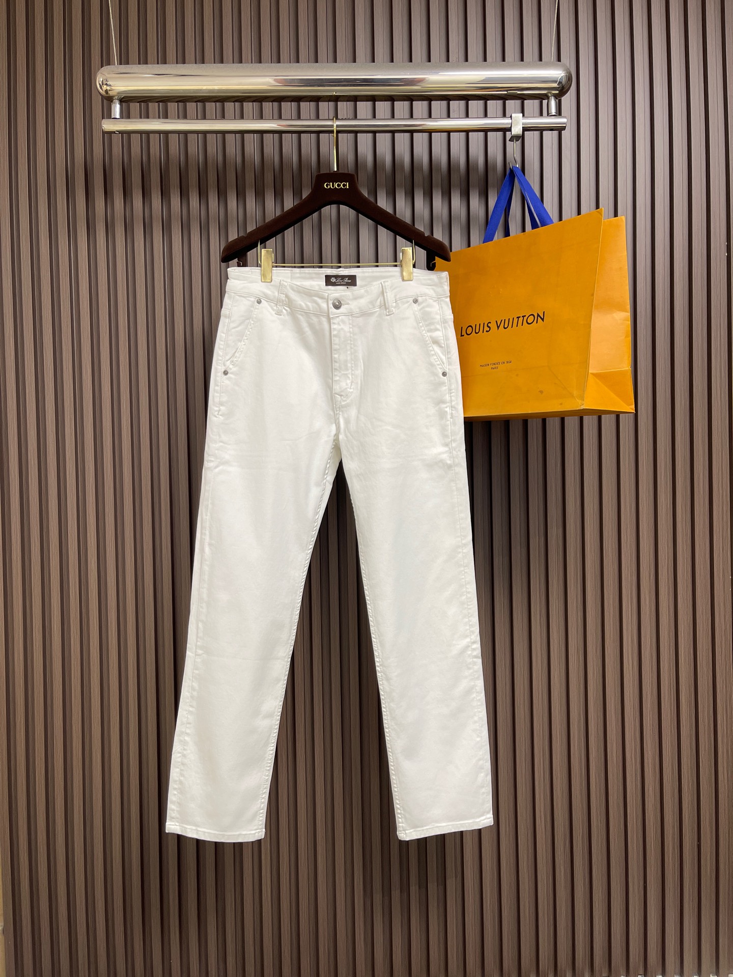 NO:759431,LP Loropiana washed jeans, sharp cut visible to the naked eye, straight slim fit!  Custom-woven and dyed denim denim fabric, the waistband is a classic leather label!  The inner lining has belt loop details, dense and neat wiring, customized hardware with logo engraving, classic fly zipper, and a five-pocket basic model that is easy on the upper body!  Size 29.30.31.32.33.34.36 No 35,,loro piana,loro piana,jeans,19860909LP Loropiana 水洗牛仔裤 肉眼可见的利落裁剪,直筒修身款裤型！定织定染牛仔丹宁布面,裤腰是经典的皮标！内衬有腰带袢细节,密实齐整走线,客供定制五金并有logo雕刻,经典门襟拉链,五口袋的基础款,上身不挑人！尺码29.30.31.32.33.34.36 无35,,loro piana,loro piana,jeans,,Men's clothing