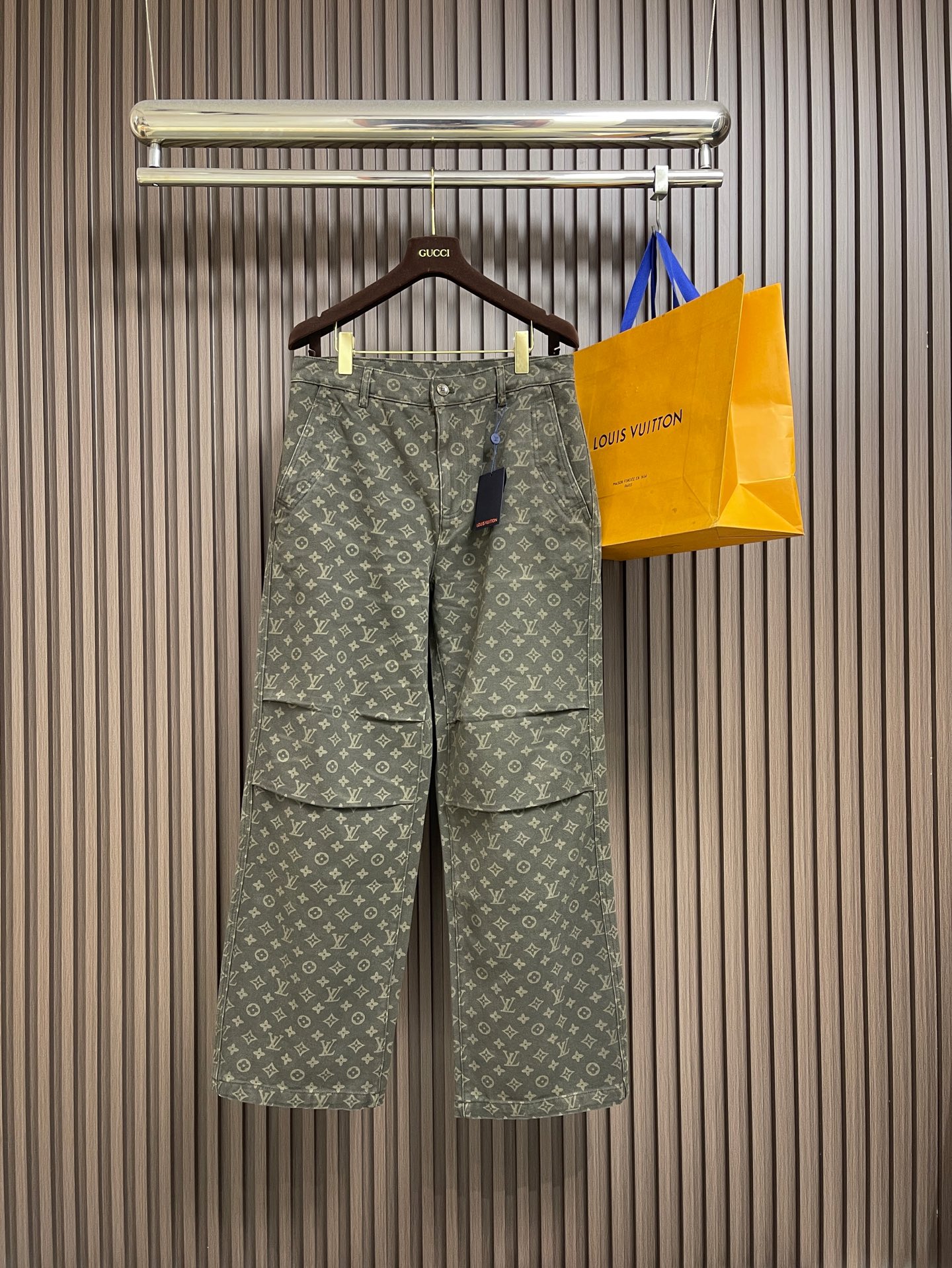 NO:848721,LV  All-over printed jacquard pocket trousers and jeans are made of heavy twill denim. The fabric is treated with stonewashing and distressing to create a soft and skeletal texture, while giving the trousers a retro distressed tone. The trousers adopt the all-over printing process of the brand's classic presbyopic pattern. The printing is processed by digital direct inkjet printing and high-temperature color fixation. The color reproduction is high and not easy to fade and crack. The large workwear-style pockets are made with three-dimensional tailoring technology, and the bag mouth is equipped with double-needle stitching.  Sturdy, with both practicality and design. The waist adopts a classic button-zipper opening and closing design, with adjustable trouser loop details. The trouser legs are straight-cut and have raw edges. The overall fabric processing and structural sewing follow the brand's high-end clothing technology. Every seam is precisely positioned to make the trousers stiff and durable, perfectly integrating classic presbyopic elements and workwear style. The overall line routing is straight and delicate, the fabric is comfortable and soft, and the color is consistent without color difference.  It can be matched with the same style to create a fashionable look, and can be used in various occasions. Customized accessories, complete with three standards, same style for men and women!  Size 28-30-32-34-36 Size 28 waist 76 hips 106 pants length 109 Size 30 waist 80 hips 110 pants length 110.5 Size 32 waist 84 hips 114 pants length 112 Size 34 waist 88 hips 118 pants length 113.5 Size 36 waist 92  Hips 122, pants length 115,,louis vuitton,jeans,19860909LV 满印提花口袋长裤牛仔裤,选用重磅斜纹牛仔布打造,面料经石洗做旧工艺处理,形成柔软且富有骨感的质感,同时赋予裤身复古的做旧色调.裤身采用品牌经典老花图案的满版印花工艺,印花经数码直喷与高温固色处理,色彩还原度高且不易褪色开裂,工装风大口袋则以立体剪裁工艺制作,袋口搭配双针线迹加固,兼具实用性与设计感.腰头采用经典的纽扣拉链开合设计,搭配可调节裤袢细节,裤脚为直筒剪裁并做毛边打磨处理,整体从面料处理到结构缝制均遵循品牌高端制衣工艺,每一处缝线都经过精准定位,让裤型挺括且耐穿,完美融合经典老花元素与工装风格.整体走线平直细腻,面料舒适柔软,颜色一致无色差 能与同款搭配营造时尚造型,驾驭各种场合,定制辅料,三标齐全,男女同款！尺码28-30-32-34-36 28码腰围76 臀围106 裤长109 30码腰围80 臀围110裤长110.5 32码腰围84 臀围114裤长112 34码腰围88 臀围118裤长113.5 36码腰围92 臀围122裤长115,,louis vuitton,jeans,,Men's clothing
