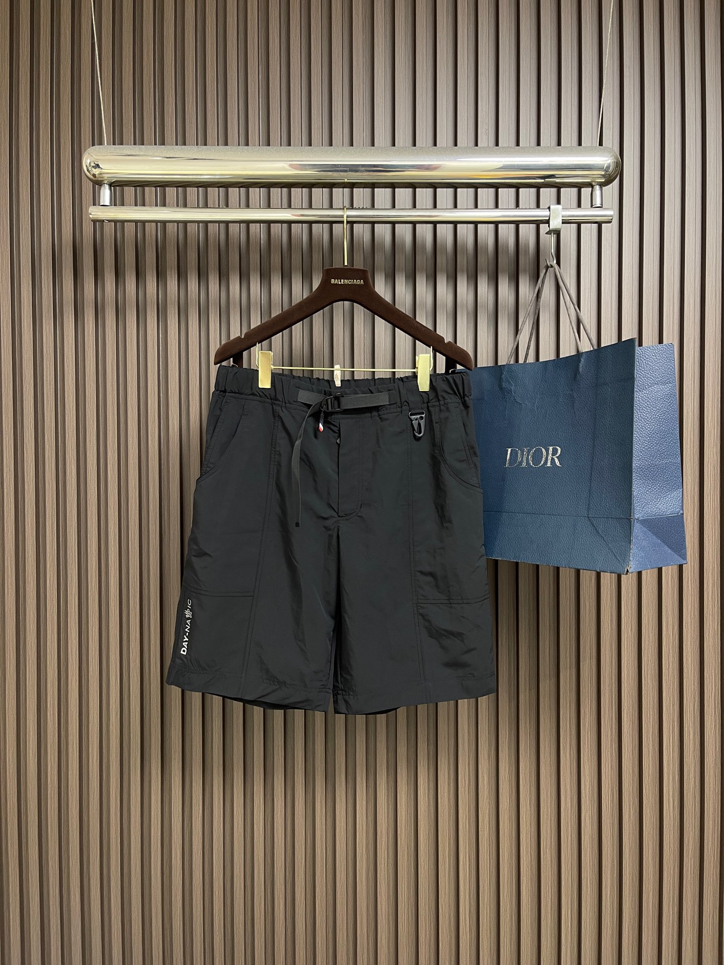 NO:827554,Moncler 2026ss new shorts quick-drying pants with high-customized original hardware!  The upper body effect is super positive, and the leg lines are fully highlighted. All imported quick-drying fabrics have a tight and delicate texture. The upper body is very comfortable and stylish, and it is extremely practical and versatile. It is well worth buying!  Size S-XXL,,shorts,19860909Moncler 2026ss新款短裤速干裤 高订制原版五金！上身效果超正,腿部线条完全得到彰显,全客供进口速干面料 纹理 紧致细腻,上身非常舒适有型,而且极为实穿百搭,非常值得入手！尺码S-XXL,,shorts,,Men's clothing