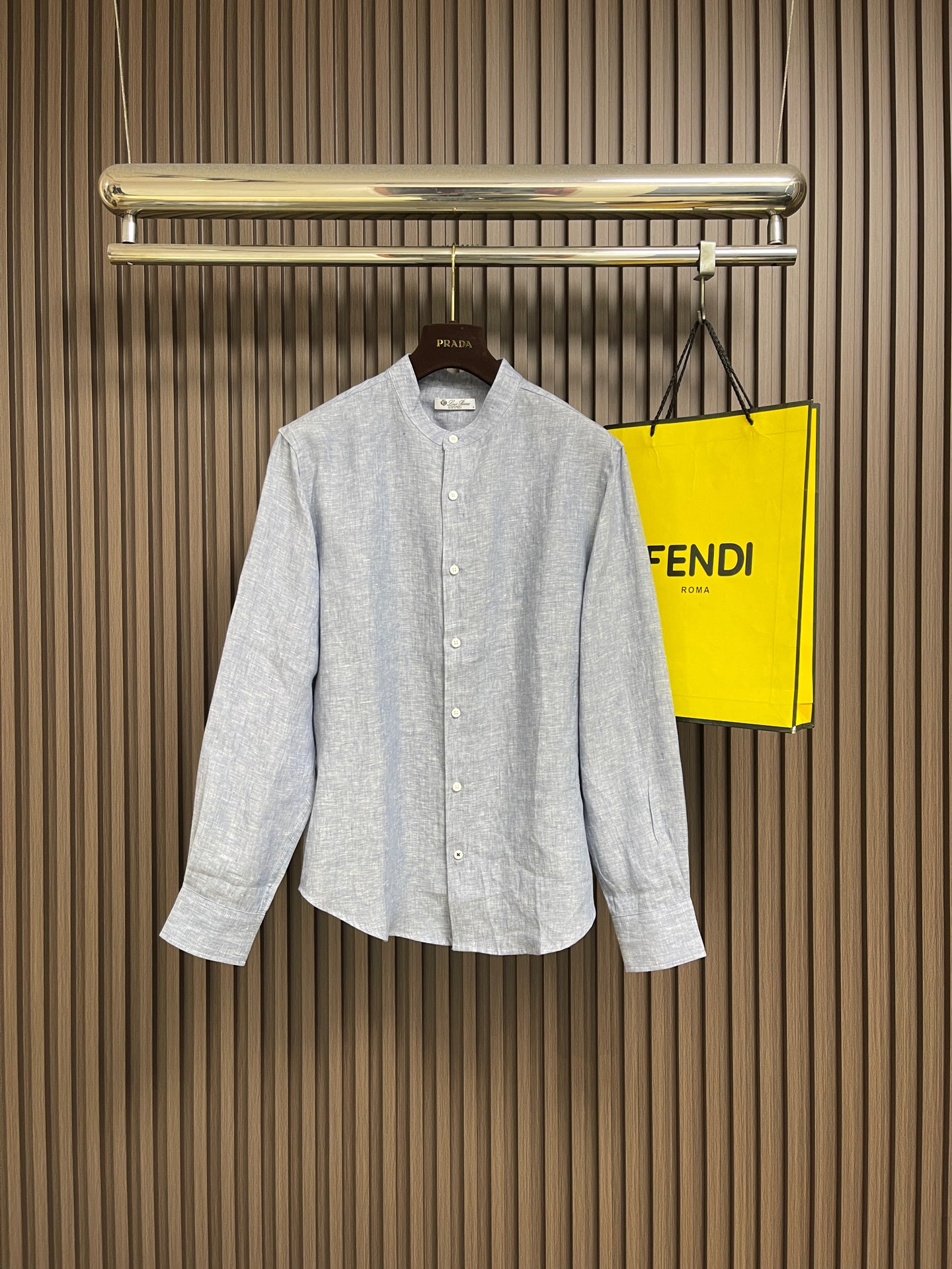 NO:842680,Loropiana LP  Elia men's light indigo linen shirt, Elia shirt is exquisite and versatile, cleverly combining the classic Andr shirt silhouette with a low mandarin collar, woven from Solaire linen, cool to the touch, textured and soft, and treated with the brand's special process, mandarin collar, mother-of-pearl button closure, long sleeves, shirt-style cuffs with mother-of-pearl buttons, rounded hem, small LP badge patches on both sides, mixed color fabric, regular fit. Sizes 46-52  Size S-XL 46, shoulder width 47.8, chest 116, length 73.5, size 48, shoulder width 49, chest 120, length 75, size 50, size 50.2, chest 124, length 76.5, size 52, shoulder width 51.4, chest 128, length 78,,loro piana,loro piana,shirts,19860909Loropiana LP Elia男士浅靛蓝色亚麻衬衫,Elia衬衫精致百搭,巧妙融合Andr衬衫经典版型与低中式领,由Solaire亚麻编织而成,手感凉爽,兼具纹理和柔软质感,并经过品牌特殊工艺处理,中式领,珍珠母贝纽扣开合,长袖,衬衫式袖口,配以珍珠母贝纽扣,圆润下摆,两侧点缀小巧LP徽章贴饰,混色面料,常规版型.尺码46-52 S-XL 46码 肩宽47.8 胸围116 衣长73.5 48码 肩宽49 胸围120 衣长75 50码 肩宽50.2 胸围124 衣长76.5 52码 肩宽51.4胸围128 衣长78,,loro piana,loro piana,shirts,,Men's clothing