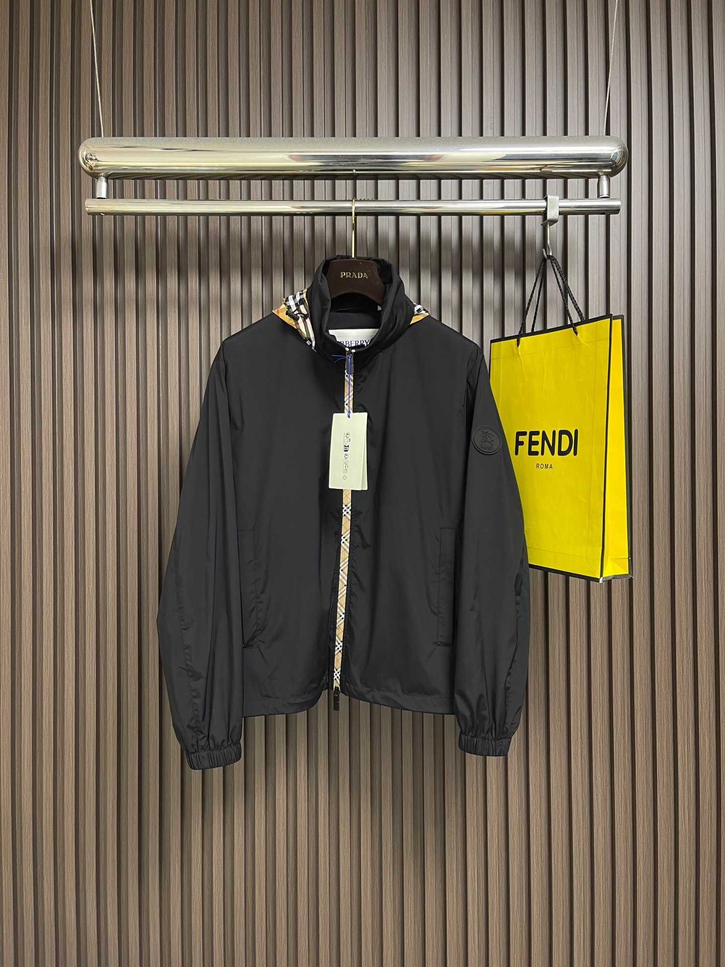 NO:775878,The Burberry silicone stamped nylon hooded jacket is not afraid of any challenges in terms of material, detail restoration and craftsmanship, just to provide everyone with a wonderful product, incorporating Burberry plaid ribbons and B  Font-shaped zipper puller. Lightweight texture, casual fit. Decorated with knight seal appliqué, derived from the archive pattern of brand bags in the 1980s. Two-way zipper closure - drawstring hood and hem - side zipper pockets - elastic cuffs - decorated with equestrian knight logo and silicone plaque. Not only can it block the sun for you in the hot spring and summer!  It prevents ultraviolet rays from tanning the skin and is perfectly breathable and quick-drying!  It can also protect you from rain and wind in autumn and winter, so you can travel without fear!  Every bit is very unique, waterproof, sunproof, windproof, lightweight, extreme quality, and gorgeous details!  !  The upper body naturally has that generous and simple beauty. Sizes 48-56, burberry, jackets & coats, hats,19860909Burberry 硅胶印章尼龙连帽外套,不管是材质还是细节还原度以及工艺制作方面不惧任何挑战,只为给大家奉献绝妙产物,融入Burberry格纹饰带和 B 字型拉链头.质地轻盈,呈现休闲版型.装饰骑士印章贴花,源自1980年代品牌包款的典藏图案.双向拉链开合﹣抽绳式连帽与衣摆﹣侧边拉链口袋﹣弹性袖口﹣饰有马术骑士徽标 硅胶饰牌.在炎热春夏天不仅能为你阻挡太阳！不让紫外线晒黑皮肤、更能完美透气速干！秋冬天也能防雨防风让你无惧出行！每一处都是非常独特的,防水,防晒,防风,轻便,品质极端,细节华丽！！上身自然而然的具备那种大方简约之美.尺码48-56,,burberry,jackets & coats,hats,,Men's clothing