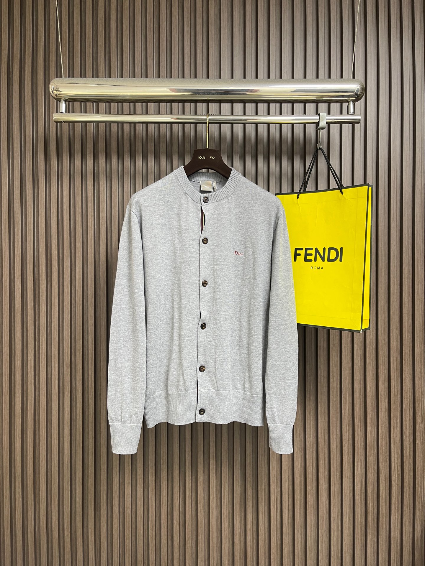 NO:773743,Dior  Knitted cardigan sweater with letter embroidered logo. This gray knitted cardigan is made of high-quality combed cotton blended yarn and adopts the German STOLL fully formed flat knitting machine integrated knitting process. The body presents a delicate and uniform fine needle texture, which has excellent skin-friendly breathability and drape.  It has a falling feel, is soft to the touch and has a high-grade matte texture. The neckline adopts 1x1 high-elastic rib integrated weaving method, with built-in high-density shaping strips to ensure that the neckline is round and crisp, and will not deform after long-term wear; the placket is made of customized log buttons with warm texture and precise positioning.  Hand-made keyhole craftsmanship, each button is reinforced with four-hole cross-stitching, and the back is supplemented with a patch to prevent pulling. The cuffs and hem are closed with 12-needle fine ribbing, and are treated with double-needle stretch stitching and anti-off-threading technology to take into account both fit and freedom of movement; left side of the garment  The side chest is embellished with a low-key embroidered logo, and the overall stitching density is controlled at 14 stitches and 3cm. Each stitching demonstrates superb craftsmanship, achieving the perfect unity of comfort and high-end texture. The overall stitching is straight and delicate, the fabric is comfortable and soft, and the colors are consistent without color difference.  It can be matched with the same style to create a fashionable look, and can be used in various occasions. Customized accessories, complete with three standards, same style for men and women!  Size S-XL S size bust 108 shoulder width 44 length 66 medium size bust 112 shoulder width 46 length 68 L size bust 116 shoulder width 48 length 70 XL size bust shoulder width 50 length 72,,dior,sweaters,19860909Dior 字母刺绣标识针织开衫毛衣,这款灰色针织开衫甄选高品质精梳棉混纺纱线,采用德国STOLL全成型横机一体编织工艺,衣身呈现细腻均匀的细针肌理,兼具极佳的亲肤透气性与垂坠感,触感柔软且自带高级哑光质感.领口采用1x1高弹罗纹一体织法,内置高密度定型衬条,确保领口圆润挺括、久穿不变形；门襟处精选质感温润的定制原木纽扣,配合精准对位的手工锁眼工艺,每颗纽扣均采用四孔交叉缝线加固,背面辅以贴布防拉扯处理.袖口与下摆均采用12针精细罗纹收口,经双针绷缝与防脱线工艺处理,兼顾贴合度与活动自由度；衣身左侧胸口点缀低调刺绣标识,整体缝线密度控制在14针3cm,每一处拼接都彰显精湛匠艺,实现了舒适体感与高级质感的完美统一.整体走线平直细腻,面料舒适柔软,颜色一致无色差 能与同款搭配营造时尚造型,驾驭各种场合,定制辅料,三标齐全,男女同款！尺码S-XL S码 胸围108 肩宽44衣长66 M码胸围112肩宽46衣长68 L码 胸围116肩宽48衣长70 XL码胸围肩宽50衣长72,,dior,sweaters,,Men's clothing