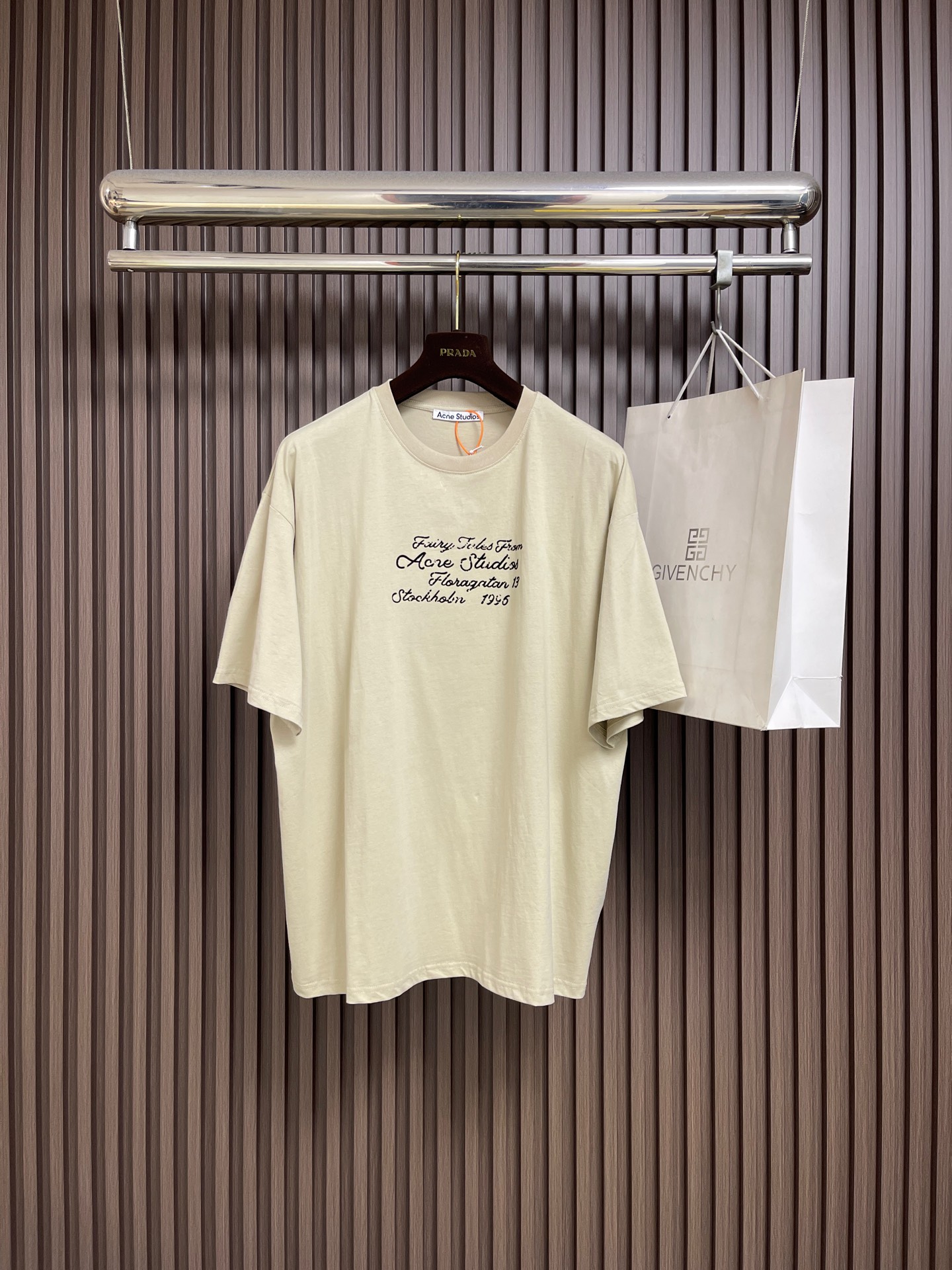 NO:773727,Acne Studios flocked logo short-sleeved T-shirt, customized velvet soft cotton. Soft and smooth, comfortable and close to the skin. Mainly based on matte oatmeal gray. A restrained but warm sense of luxury. Studios flocked logo is embellished on the chest. It is unobtrusive but has its own aura. The design language of spatial tension is elevated from flat symbols with handwriting. The minimalist T becomes an identity statement without making noise. The flocking printing process uses a special printing method to make the pattern on the fabric present a high three-dimensional sense and texture, clear and sharp.  Beautiful and neat, the fabrics have been fermented and hand-washed for a better texture. They are not easy to deform, shrink or fade, and maintain long-term beauty. The overall wiring is straight and delicate, the fabric is comfortable and soft, and the color is consistent without color difference. It can be matched with the same style to create a fashionable look and control various occasions. Customized accessories, complete with three standards, same style for men and women!  Size S-XL S size Bust 126 Shoulder width 56.5 Length 70 Medium bust Shoulder width 58 Length 72 L size Bust 134 Shoulder width 59.5 Length 74 XL bust 138 Shoulder width 61 Length 76,,acne studios,dior,T-shirt,tees,t-shirt,19860909Acne Studios 植绒徽标短袖T恤,定制丝绒柔光棉 柔软顺滑 舒适贴肤 以雾面燕麦灰为主基调 克制却有温度的高级感 Studios 植绒徽标点缀于胸前 不张扬却自带气场 用手写笔触从平面符号升有空间张力的设计语言 让极简T成为无需喧哗的身份宣言植绒印花工艺 通过特殊的印刷方法 使图案在织物上呈现出高立体感和质感 清晰锐利 美观工整,面料都经过酵洗手感质感更佳不易变形不易缩水 不易褪色 保持长久的美观.整体走线平直细腻,面料舒适柔软,颜色一致无色差 能与同款搭配营造时尚造型,驾驭各种场合,定制辅料,三标齐全,男女同款！尺码S-XL S码 胸围126 肩宽56.5 衣长70 M码胸围 肩宽58 衣长72 L码 胸围134 肩宽59.5 衣长74 XL码胸围138 肩宽61 衣长76,,acne studios,dior,T-shirt,tees，t-shirt,,Men's clothing