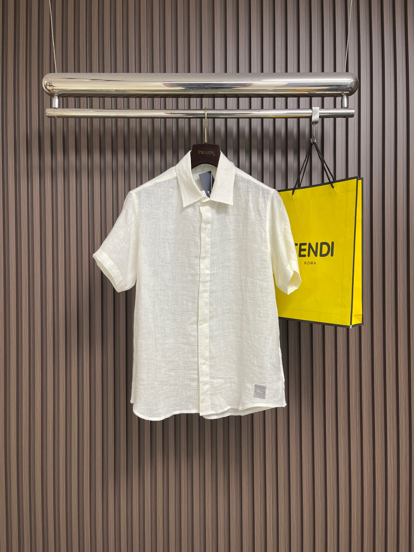 NO:911563,The 26ss new short-sleeved shirt is overall light and luxurious, with perfect details, which proves the original craftsmanship. The customer chooses Turkish high-count platinum-level fabrics. The comfort is self-evident, the appearance is extremely high-quality, and the shape lines are smooth and perfect. As a good-looking item, it can dominate the mix and match of the entire dressing season. It is quite eye-catching whether worn alone or inside. The upper body effect is great, elegant and intellectual, and it is easy to highlight the type of temperament!  Size:M-XXL,,shirts,T-shirt,1986090926ss新款短袖衬衫,整体轻奢高级,细节完美如斯,印证了原厂的匠心工艺,客供甄选土耳其高支白金级面料,舒适度不言而喻,品相极为优等,版型线条流畅完美,作为颜值系的一款单品,可以主导整个穿搭季的混搭,无论单穿或者内搭都颇为吸睛,上身效果超赞,优雅而知性,极易凸显出气质的类型！尺码:M-XXL,,shirts,T-shirt,,Men's clothing