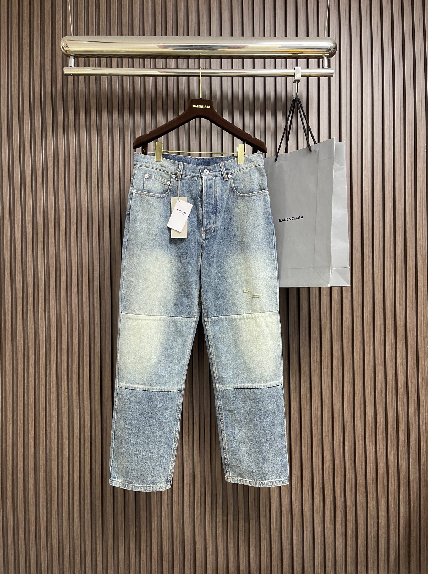 NO:773739,Tops jeans DIOR  The embroidered color-blocked washed lapel denim shirt, jacket and jeans suit is made of imported heavyweight pure cotton denim fabric. The texture is thick and crisp, soft and skin-friendly. After multiple washing and distressing processes, it presents a natural retro distressed texture and distressed color. The upper body is stylish but not stiff, and is both  It has excellent wear resistance and breathability, and is perfectly suitable for daily wear in spring and autumn; the classic lapel design has neat and elegant lines, which fit the neck without tightening, creating a calm and capable wearing atmosphere. The collar is crisp and not easy to deform, suitable for various dressing styles; the body is designed with contrasting color splicing.  The denim fabrics of different wash degrees are spliced at random to create a rich visual effect, breaking the monotony and showing a sense of pioneering design; the placket uses customized metal buttons, which have a heavy and weighty texture and can open and close smoothly without lag. The details highlight the brand's craftsmanship; the left chest is embellished with the brand  DIOR letter embroidery, fine and neat stitching, delicate and eye-catching texture, not only strengthens the brand recognition, but also adds a sense of detailed design to the simple body; invisible pockets are designed on both sides, the wiring is neat and neat, and the opening and closing is smooth, improving the practicality of daily storage. Sizes 46-52  Denim 38-39-40-41 S-XL,,dior,jeans,jackets & coats,shirts,19860909上衣 牛仔裤 DIOR 刺绣拼色水洗翻领牛仔衬衫外套牛仔裤套装,采用进口重磅纯棉牛仔面料,质地厚实挺括,触感柔软亲肤,经过多重水洗做旧工艺处理,呈现自然复古的做旧质感与做旧色泽,上身有型不僵硬,兼具出色的耐磨性与透气性,完美适配春秋日常穿搭；经典翻领设计,线条利落大气,贴合颈部不勒肉,打造沉稳干练的穿搭氛围,领型挺括不易变形,适配各种穿搭风格；衣身采用撞色拼接设计,不同水洗度的牛仔面料错落拼接,打造层次丰富的视觉效果,打破单调感,尽显先锋设计感；门襟采用定制金属纽扣,质感厚重有分量,开合顺畅不卡顿,细节处彰显品牌工艺；左胸位置点缀品牌DIOR字母刺绣,针脚细密工整,质感细腻醒目,既强化了品牌辨识度,又为简约衣身增添了细节设计感；双侧做隐形插袋设计,走线工整利落,开合顺畅,提升日常储物实用性.尺码46-52 牛仔衣38-39-40-41 S-XL,,dior,jeans,jackets & coats,shirts,,Men's clothing