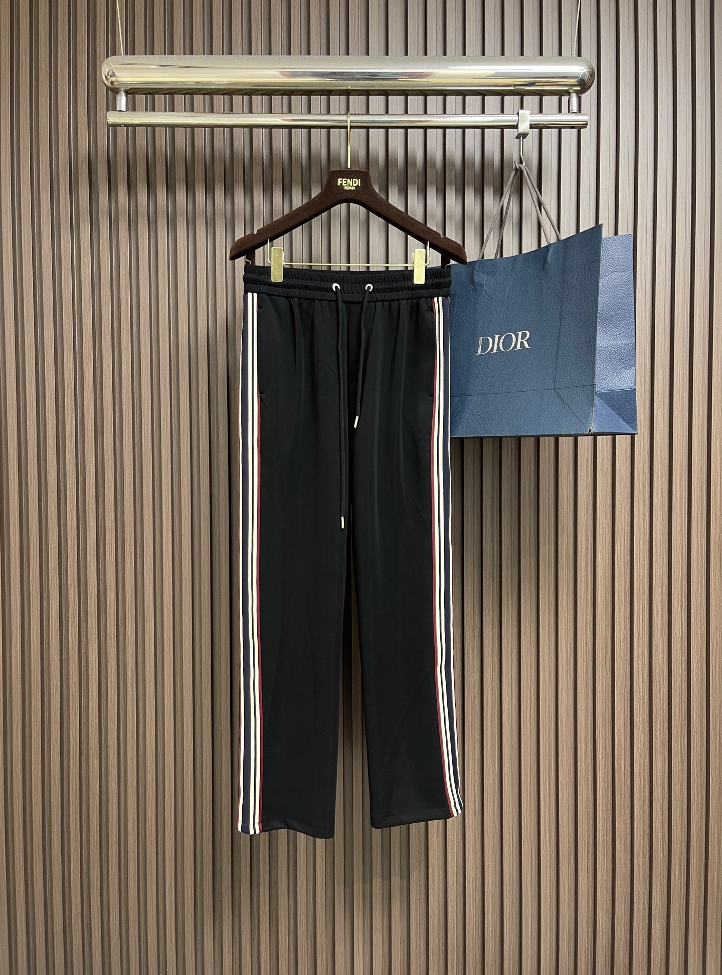 NO:775876,Moncler 2026ss early spring new men's new casual sweatpants with contrasting webbing on the sides. The contrasting color design on both sides is very contemporary. The three-dimensional slim tailoring is the best match for casual outings and at home. The elastic waist is moderately elastic and can be adjusted. Sizes M-4XL,,19860909Moncler 2026ss早春新款男士新款侧边撞色织带休闲卫裤.两侧拼接撞色设计,很有时代气息 立体修身裁剪版型,休闲外出,居家都是最佳的搭配松紧腰 弹力适中 可以调节.尺码M-4XL,,,Men's clothing