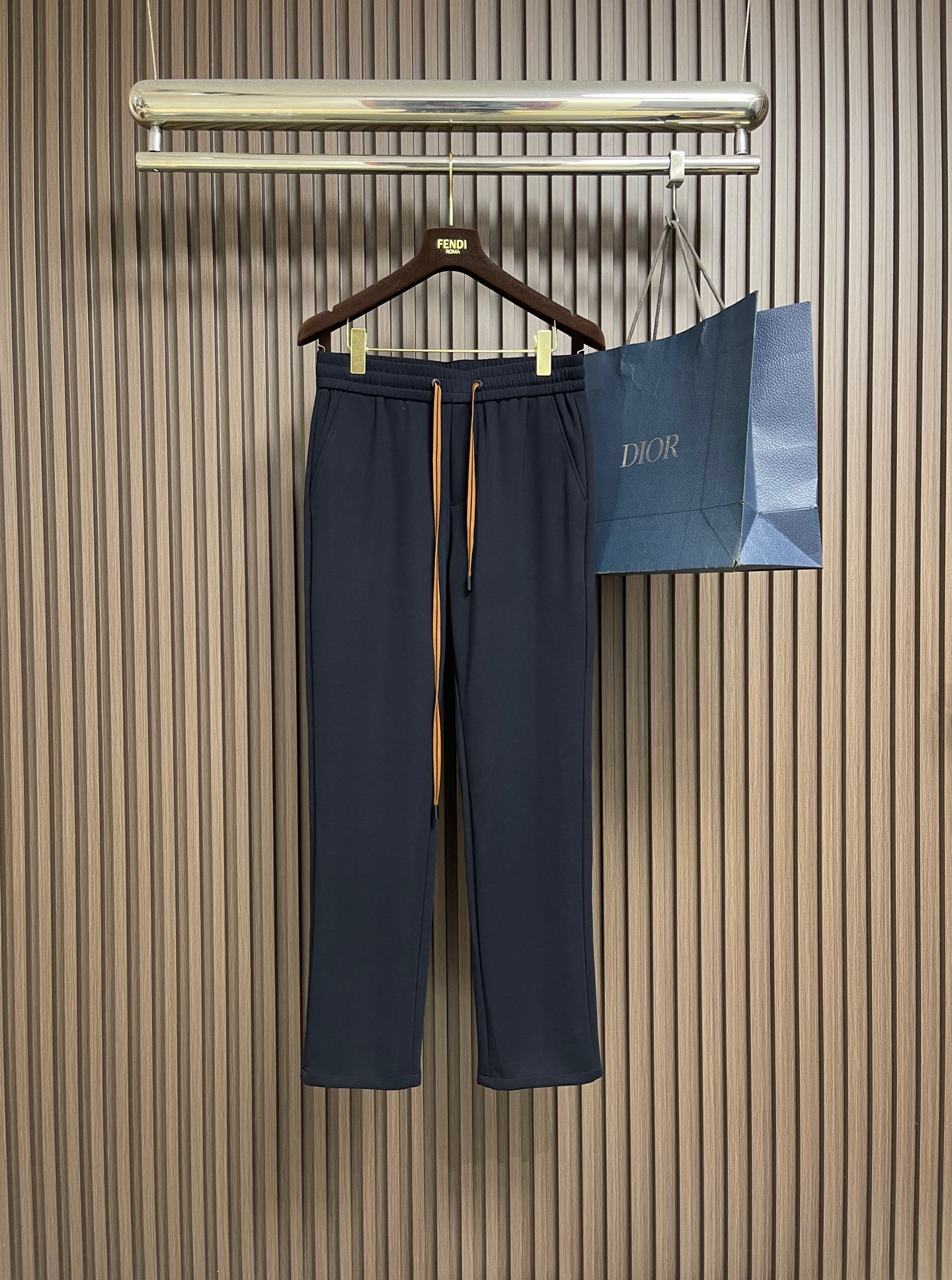 NO:773721,Ermenegildo Zegna 2026SS Men's Straight Casual Pants!  A brand dedicated to men's ready-to-wear!  !  Focus is better, Zegna's most practical and high-end fabrics combine breathability and comfort!  Men's casual sweatpants. The pants are commuting style. They are cut by top Italian designers. They are slim and stylish without being too tight. They are well-fitting and tailored to fit the human body!  It feels comfortable and high-end, and the elasticity effect is quite good. You can squat casually without worrying about the embarrassment caused by the tightness of the fabric!  Size M-4XL,,zegna,19860909Ermenegildo Zegna 2026SS 男士直筒休闲裤！ 一个致力于男士成衣的品牌！！专注才更好,杰尼亚最实用也是最具有档次的面料,集透气性与舒适性为一体！男士休闲卫裤.裤类属通勤款,意大利顶级设计师剪裁版型,修身有型又不至于紧身,合身剪裁贴合人体设计！ 手感舒适 高级感十足,弹力效果也是相当到位,随意的蹲下都不会担心面料的紧绷造成的尴尬情况！尺码M-4XL,,zegna,,Men's clothing