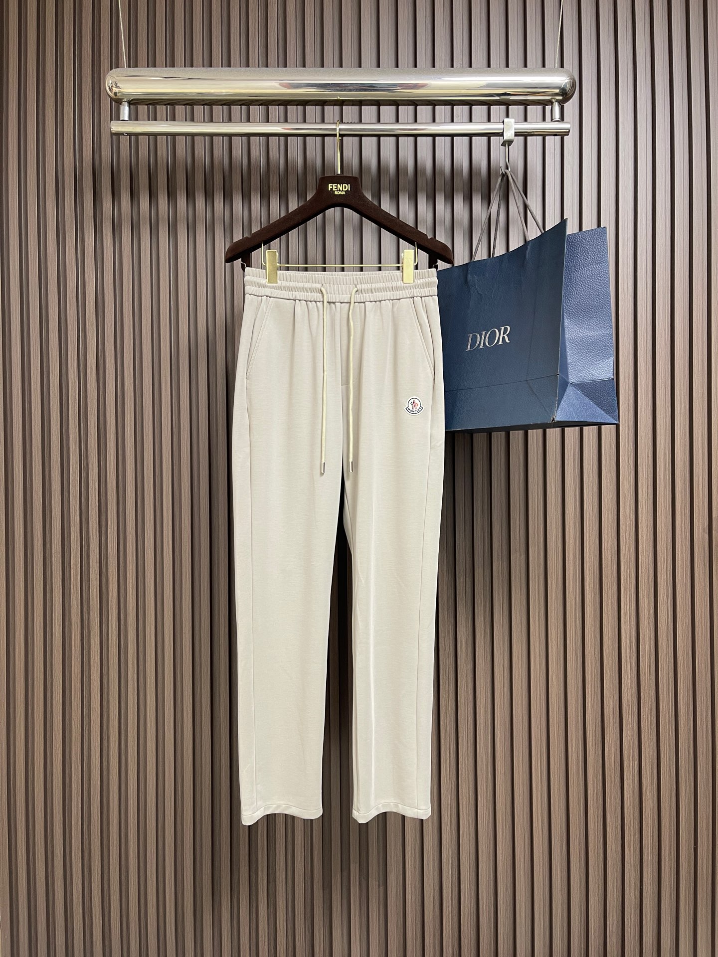 NO:773712,Moncler 2026FW spring and summer new straight-leg sweatpants. The fabric is invincible and the shape and design are impeccable. These versatile sweatpants are beautiful for outdoor sports. The soul-like logo is simple and casual, and the accessories are top-notch. The details are good, the texture is beautiful, and it is very stylish. It is substantial. Size M-4XL,,19860909Moncler 2026FW春夏新品直筒卫裤,面料无敌,型款设计都无可挑剔的百搭款卫裤,户外运动都美.灵魂式的logo仔章简约休闲, 辅料都是顶配 细节好,质感美,十分有格调 实实在在的份量.尺码M-4XL,,,Men's clothing