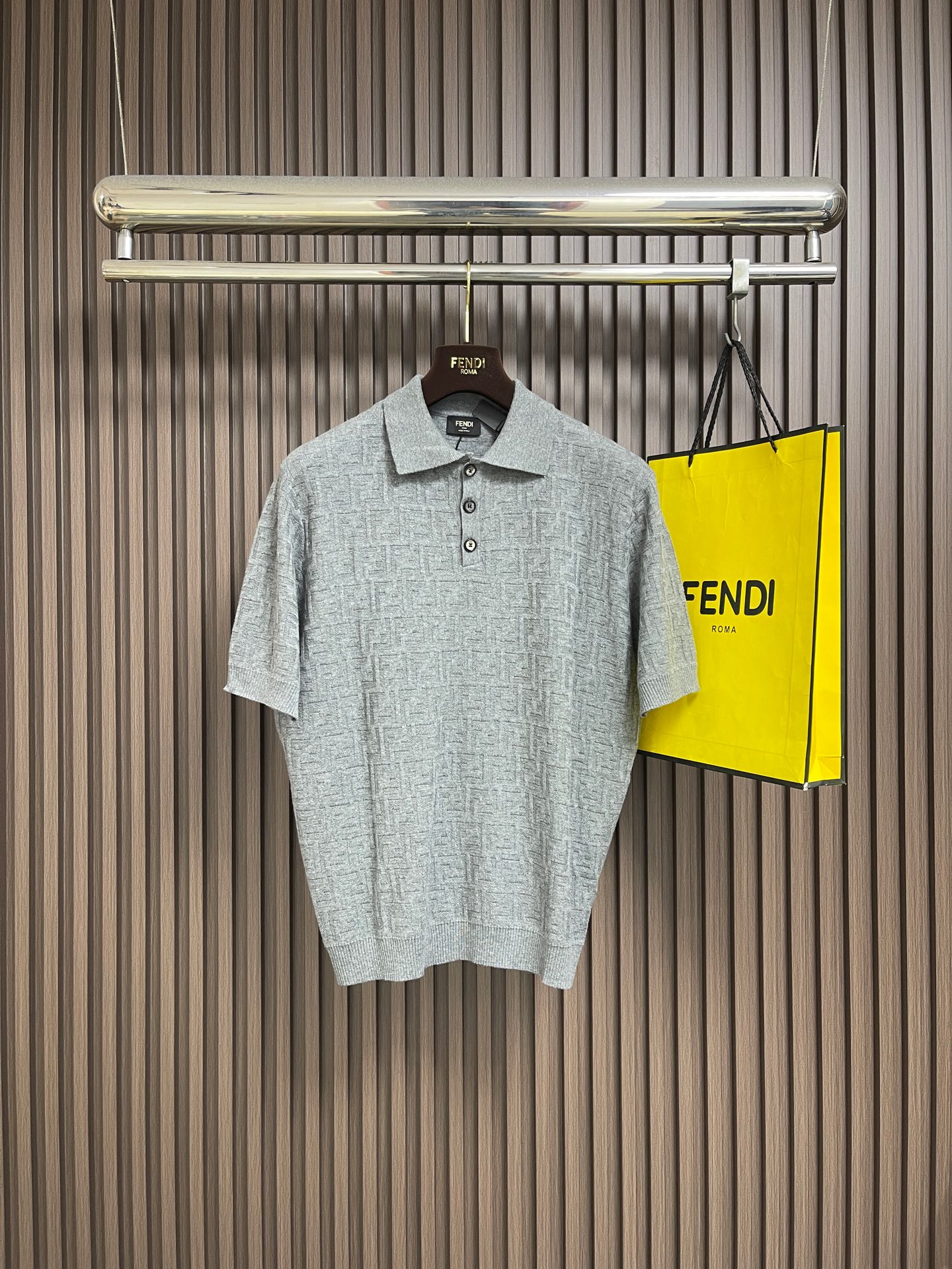 NO:775911,FENDI Double F logo jacquard knitted Polo shirt, the fabric is made of 100 cotton. The buttons are made of natural primary color horn buttons with brand lettering. Imported 16-gauge wool loom is used, and the high-density Double F logo jacquard logo is restored to the original height. Ready-made clothes are washed - remove wool impurities - fixed version. Short-sleeved Polo  Shirt. Classic collar, button fastening. Gray cotton gauze material, decorated with the same color FF pattern throughout. Decorated with ribbed trim, the overall line is straight and delicate, the fabric is comfortable and soft, the color is consistent and no color difference, it can be matched with the same style to create a fashionable look, to control various occasions, customized accessories, complete three standards, same style for men and women. Size 46-52 46 yards, bust 108, shoulder width 43, length 65, 48 yards, chest 112, shoulder width 44  Length 67, size 50, bust 116, shoulder width 45, length 69, size 52, bust 120, shoulder width 46, length 71,,fendi,T-shirt,19860909FENDI 双F标识提花针织Polo衫,面料采用100绵.纽扣采用天然原色牛角扣带有品牌刻字.采用进口16针毛织机,高密度双F标识提花logo,按照原版高度还原.成衣洗水﹣去除羊毛杂质﹣固定版型.短袖Polo 衫.经典衣领,纽扣开合.灰色棉纱材质,饰有全幅同色FF图案.饰有罗纹饰边,整体走线平直细腻,面料舒适柔软,颜色一致无色差,能与同款搭配营造时尚造型,驾驭各种场合,定制辅料,三标齐全,男女同款.尺码46-52 46码 胸围108 肩宽43 衣长65 48码 胸围112 肩宽44 衣长67 50码 胸围116 肩宽45 衣长69 52码 胸围120 肩宽46 衣长71,,fendi,T-shirt,,Men's clothing