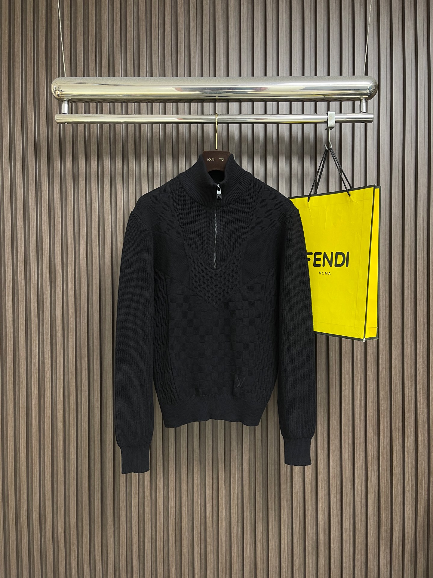 NO:775882,LV 2026ss Spring Series Logo Half-Zip Pullover Sweater. This half-zip pullover is made of technical cotton knitting and is woven with outstanding stitches to create a rich texture of intarsia splicing. The body shows the Der pattern and the logo is embroidered above the left hem. It can be matched with the same series of items to create an eye-catching urban look. Sizes S-XL, Louis Vuitton,19860909LV 2026ss 春季系列 标识半拉链套头衫针织衫,本款半拉链套头衫取材科技棉质针织,以出众针法织就嵌花拼接的丰富肌理.衣身呈现 Der图案,左侧下摆上方刺绣 标识,可搭配同系列单品,演绎瞩目都市造型.尺码S-XL,,louis vuitton,,Men's clothing