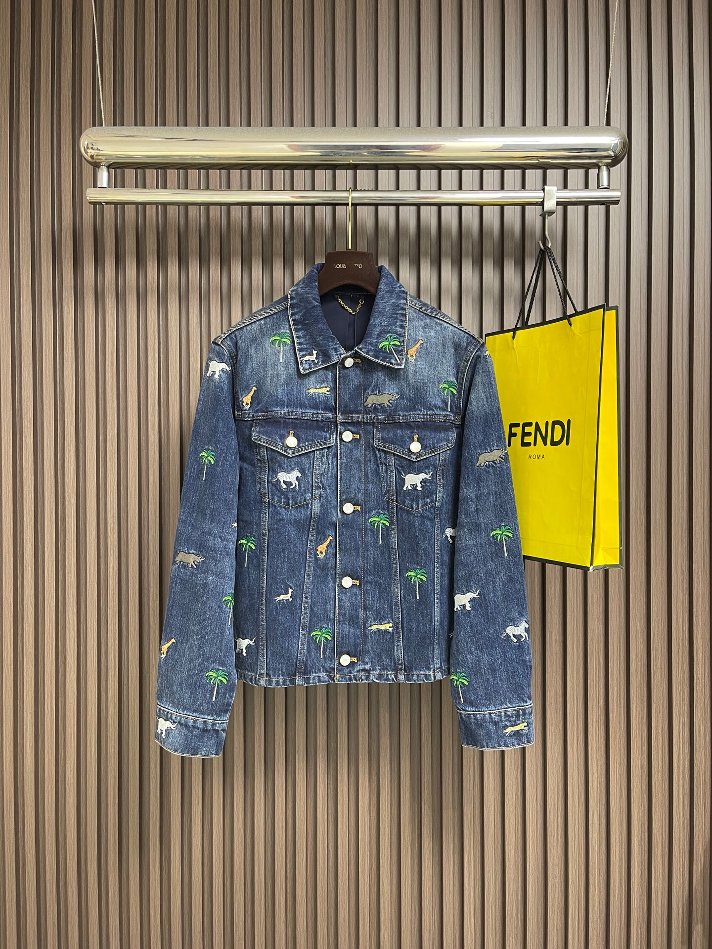 NO:773741,LV  The logo is embellished on the back patch pocket, and pearlescent buttons add a yuppie style to the silhouette of the trucker jacket. Standard fit, all-over embroidery pattern, shell-effect button closure, button flap pockets, and logo embroidery on the back patch pocket. Sizes 44-52,, louis vuitton, jackets & coats, jackets & coats, shirts,19860909LV X THE DARJEELING LIMITED 动物刺绣牛仔衣牛仔外套,本款图案醒目的丹宁衬衫饰以26年春夏秀场 LV x The Darjeeling Limited的生动动物与棕榈树刺绣元素,唤起怀旧旅行情怀.本季L.V.M．标识点缀于背部贴袋,珠光质感纽扣为卡车司机夹克廓形注入雅痞格调.标准版型,满幅刺绣图案,贝壳效果纽扣开合,纽扣翻盖口袋,背部贴袋饰有标识刺绣.尺码44-52,,louis vuitton,jackets & coats,jackets & coats,shirts,,Men's clothing