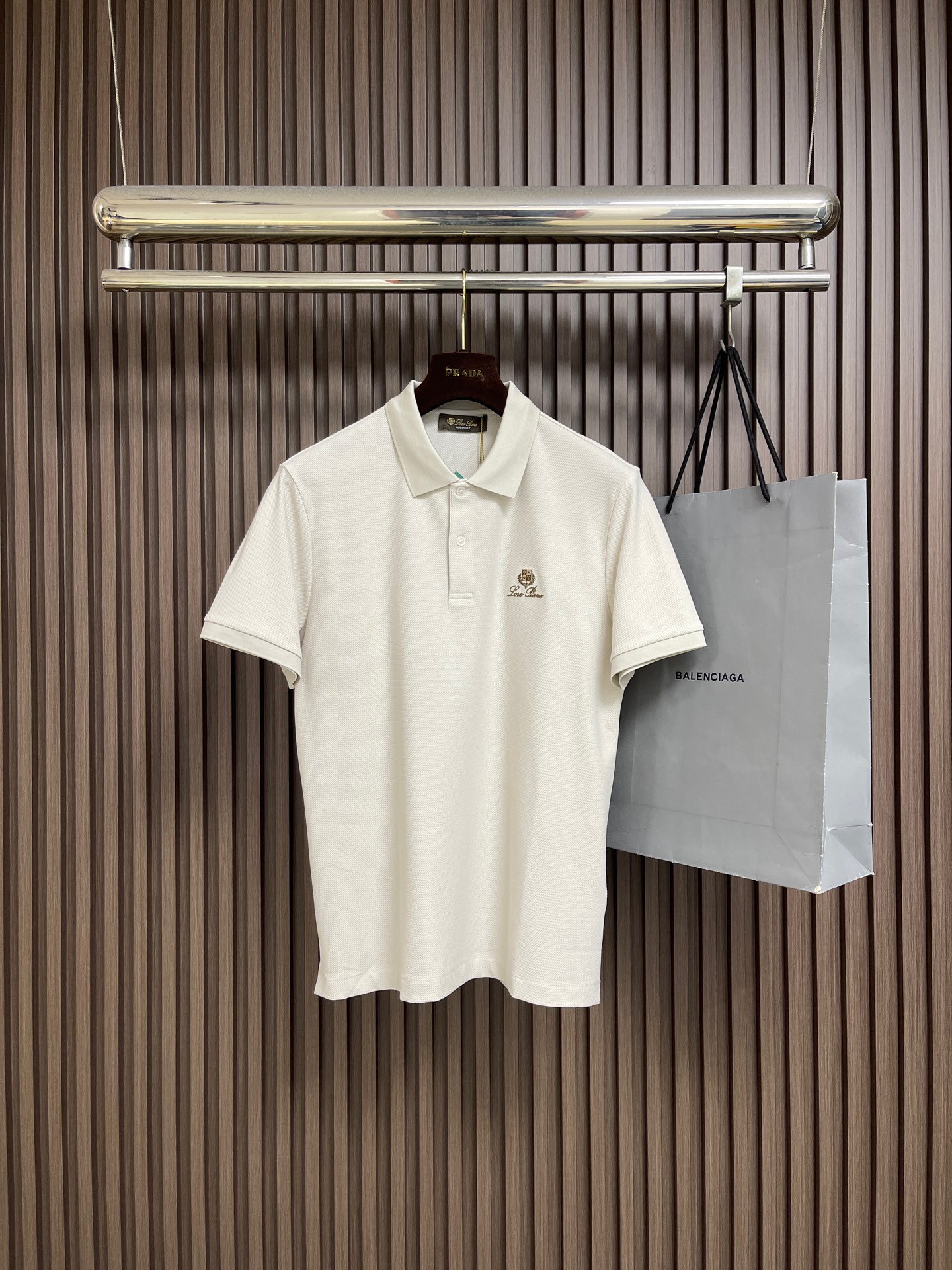 NO:775900,LP Loropiana 2026ss spring and summer is recommended for old money and new money!  Business commuting lapel short-sleeved POLO shirt with logo embroidery on the chest. Italian tailoring. Fitted chest hem with slightly looser cut, which is more tolerant to the body. The upper body is comfortable and non-restrictive. The fabric is made of custom-made Solona combined with long-staple cotton, which has better skin-friendly feel and breathability. The surface of the fabric has a warm luster, high-end and texture. All products are made to order. Sizes 48-56, size 48 bust 96, shoulder width 42.8  Center back length 67, size 50 chest 100, shoulder width 44, center length 69, size 52 chest 104, shoulder width 45.2 center back length 71, size 54 chest 108, shoulder width 46.4, center back length 73, size 56 chest 112, shoulder width 47.6, center back length 75,,loro piana,loro piana,T-shirt,19860909LP Loropiana 2026ss春夏老钱新贵推荐！商务通勤翻领短袖POLO 衫 胸口标志刺绣 意式剪裁 胸口合体下摆略微宽松剪裁 对身材的包容性更好 上身舒适而无束缚感 面料采用 客供订织的索罗那结合长绒棉的材质 有着更好的亲肤感 与透气性 面料表层有温润的光泽感 高档而显质感 全品相订单.尺码48-56 48码胸围96 肩宽42.8 后中长67 50码胸围100 肩宽44 后中长69 52码胸围104 肩宽45.2 后中长71 54码胸围108 肩宽46.4 后中长73 56码胸围112 肩宽47.6 后中长75,,loro piana,loro piana,T-shirt,,Men's clothing
