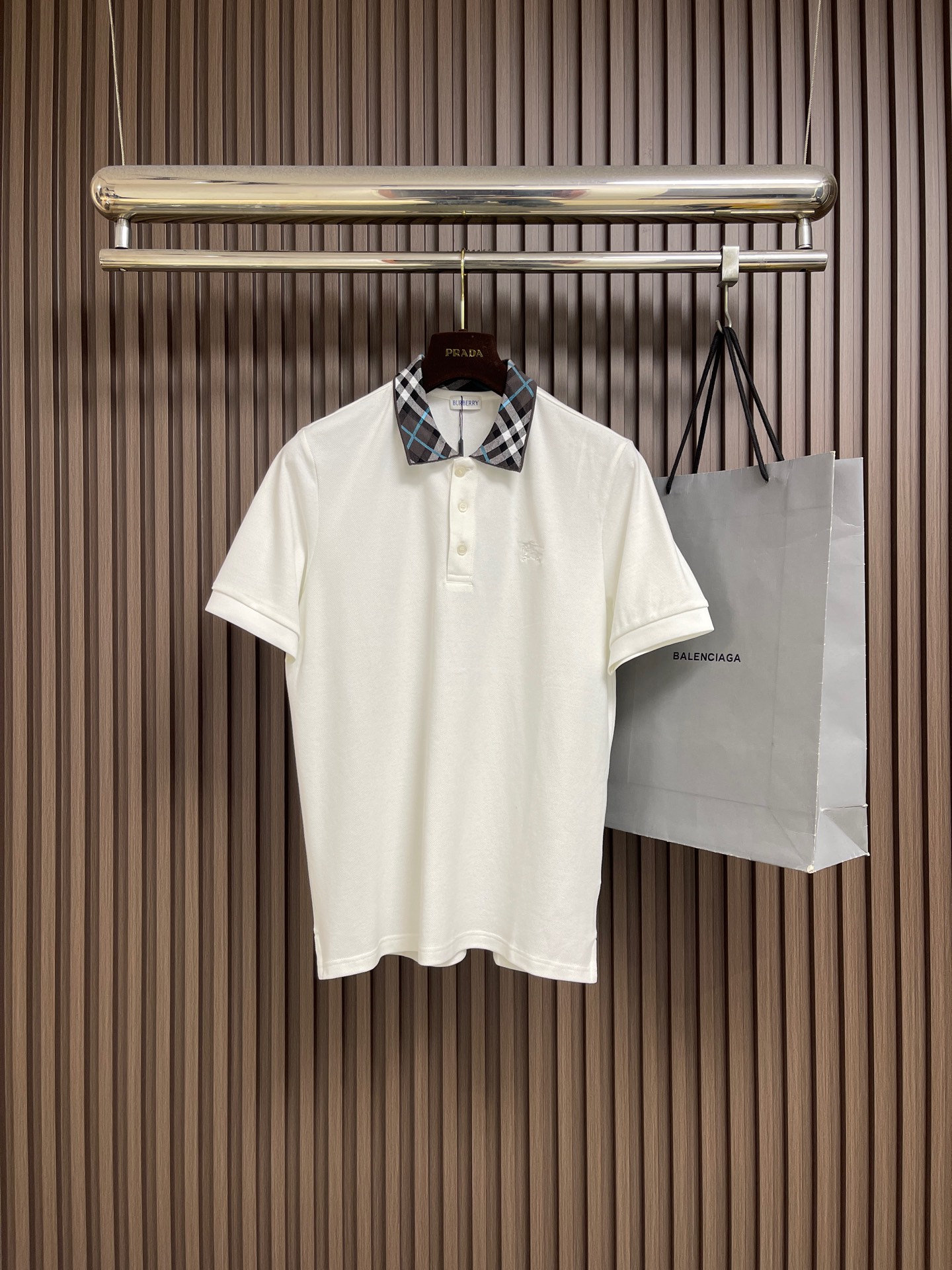 NO:775895,Burberry cotton plaid short-sleeved polo shirt, made of cotton piqué mesh fabric, has good breathability. The piqué mesh structure gives it a unique texture and enhances the texture. It absorbs moisture and sweat, keeping it comfortable to wear. The classic POLO shirt style plus BUR's classic plaid jacquard collar highlights the brand recognition. The button placket is customized and the placket is made of double-layer fabric to increase durability. The shoulders are made of double-needle hemming technology, which is better fixed and not easy to fall off.  The cuffs are made of elastic thread knitting, double-needle machine knitted threads, the threads are clear, full of elasticity, better fit the arm, not easy to deform, the whole hem is sewn with double needles to ensure firmness. Sizes M-XXL  XXL size, length 76, shoulder width 49, bust 116, burberry, T-shirt,19860909Burberry 棉质格纹短袖polo衫,棉质珠地网眼布面料打造,透气性好,珠地网眼结构赋予了它独特的纹理,提升质感.吸湿排汗,保持穿着舒适,经典的POLO衫款式加上BUR经典的格纹提花领,凸显品牌辨识度.定制纽扣开襟,门襟使用双层布料,增加耐用性.肩部采用双针包边工艺,更好的固定,不易脱线．袖口采用弹性螺纹针织,双针机编织的螺纹,螺纹清晰,弹性十足,更好的贴合手臂,不易变形,下摆整体使用双针缝制确保牢固.尺码M-XXL M码衣长70肩宽44.5 胸围104 L码 衣长72肩宽46 胸围108 XL码 衣长74肩宽47.5 胸围112 XXL码衣长76肩宽49 胸围116,,burberry,T-shirt,,Men's clothing