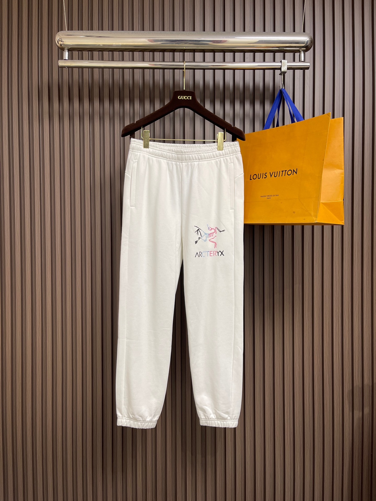 NO:773730,Aycteryx 2026fw printed logo casual sweatpants, high-end 32s double yarn 380g terry fabric, heavyweight fabric, custom-made ribbing, same vat and dyeing, complete three standards, same style for men and women. Sizes M-XXL  Pants length 104, XXL waist 83, hips 62, pants length 106, arc'teryx,19860909Aycteryx 始祖鸟 2026fw 印花logo休闲卫裤 高端32s双纱380克毛圈面料,重磅面料 定制拉架罗纹同缸同染 三标齐全 男女同款 .尺码M-XXL M码腰围77臀围56 裤长100 L码 腰围79 臀围58 裤长102 XL码 腰围81臀围60 裤长104 XXL码腰围83 臀围62裤长106,arc'teryx,,Men's clothing