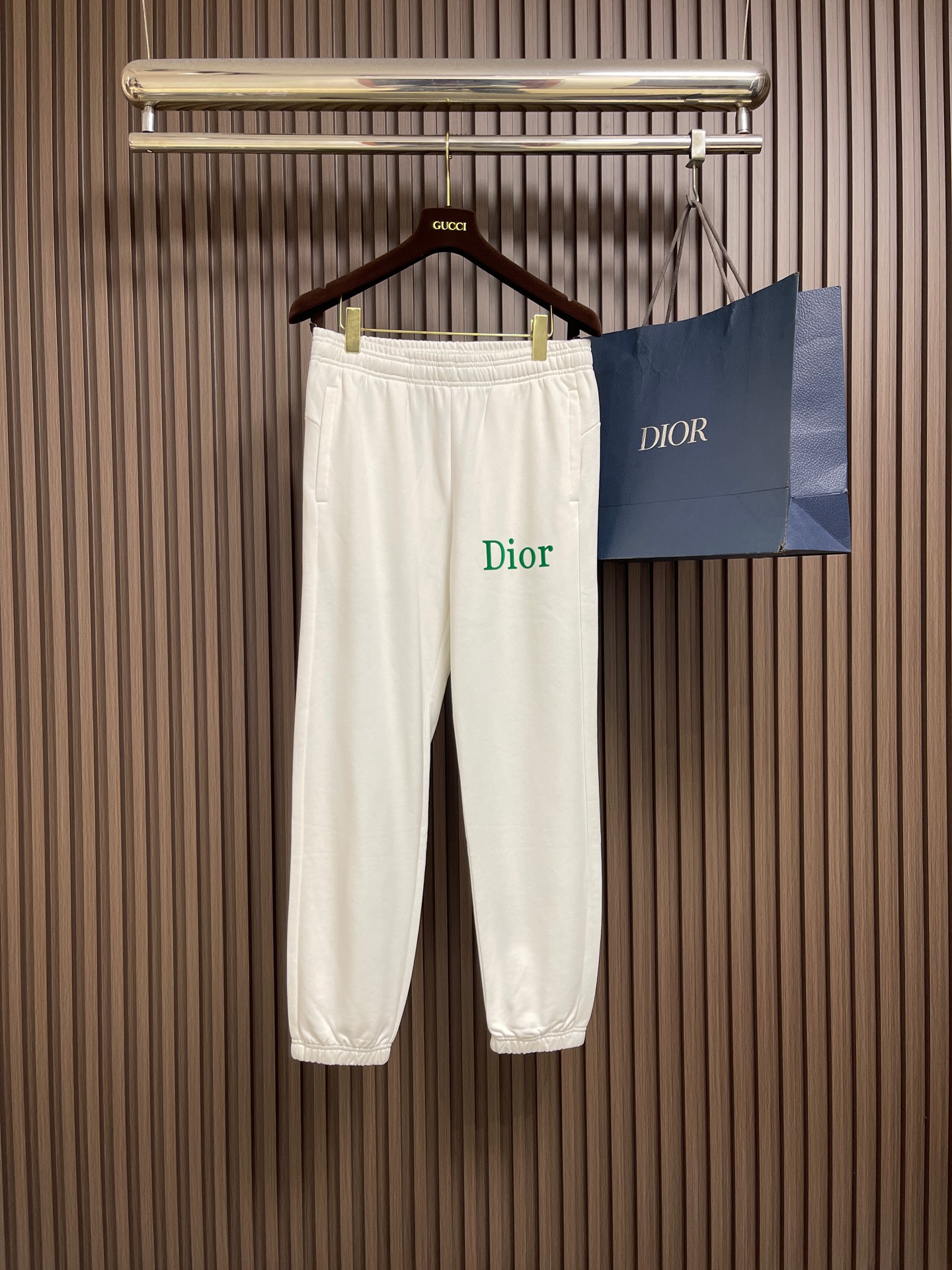 NO:773718,Dior 2026SS new early spring leggings sweatpants, a type of trousers with a D-house aesthetic tone, dominated by fabrics and quality, imported Italian fabrics are supplied to customers, the fabric texture is first-class, the stiffness and muscle feel are excellent, the cutting is smart and neat, and the upper body effect is excellent!  It can be matched with any top in the wardrobe and has wide compatibility. Sizes M-XXL Medium waist 77 hips 56 pants length 100 Large size waist 79 hips 58 pants length 10219860909Dior 2026SS早春新款束腿卫裤,极具D家美学基调的一款裤子,以面料和品质为主导,客供进口意大利面料,面料质地一流,挺刮度与筋骨感极好,干练利落的裁剪,上身效果极好！可横扫衣橱任何的上装搭配,兼容性广泛 .尺码M-XXL M码腰围77臀围56 裤长100 L码 腰围79 臀围58 裤长102 XL码 腰围81臀围60 裤长104 XXL码腰围83 臀围62裤长106,,dior,dior,,Men's clothing