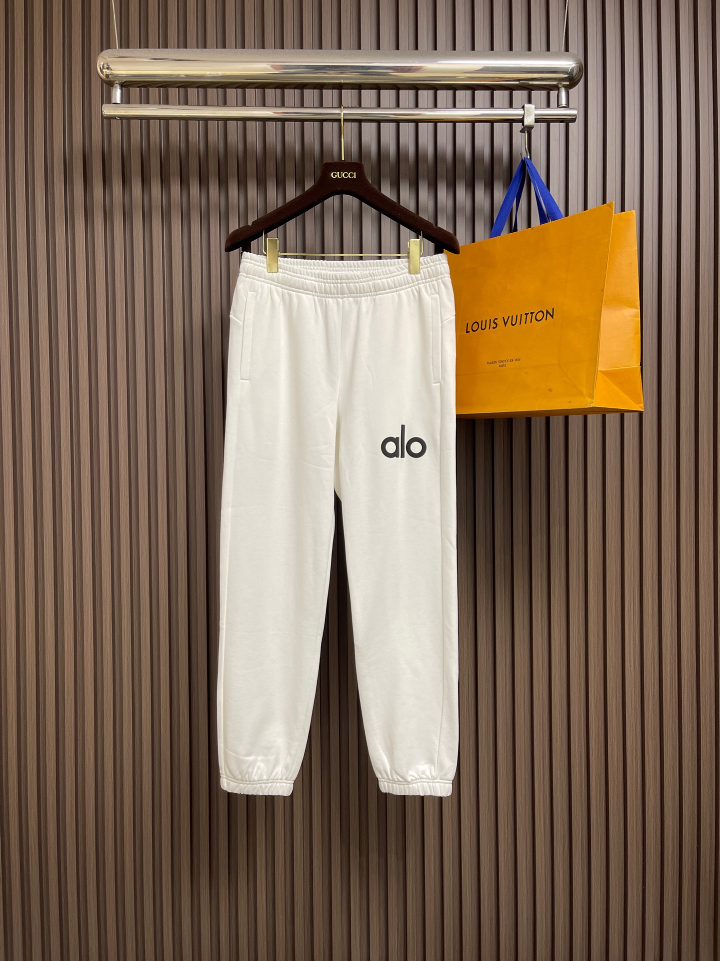 NO:773733,ALO 2026ss new spring and summer casual sweatpants, customized fabric with high breathability and comfort, impeccable details, brand element design concept, reflecting high quality. It feels delicate and soft!  It presents a casual cut, and the upper body has a great shape. Sizes M-XXL Medium waist 77 hips 56 pants length 100 Large size waist 79 hips 58 pants length 102 XL size waist 81 hips 60 pants length 104 XXL size waist 83 hips 62 pants length 106,,19860909ALO 2026ss春夏新款休闲卫裤,定制面料 透气舒适度高,细节无可挑剔,品牌元素设计理念,体现高品质.手感细腻柔软！呈现休闲裁剪,上身版型超赞.尺码M-XXL M码腰围77臀围56 裤长100 L码 腰围79 臀围58 裤长102 XL码 腰围81臀围60 裤长104 XXL码腰围83 臀围62裤长106,,,Men's clothing
