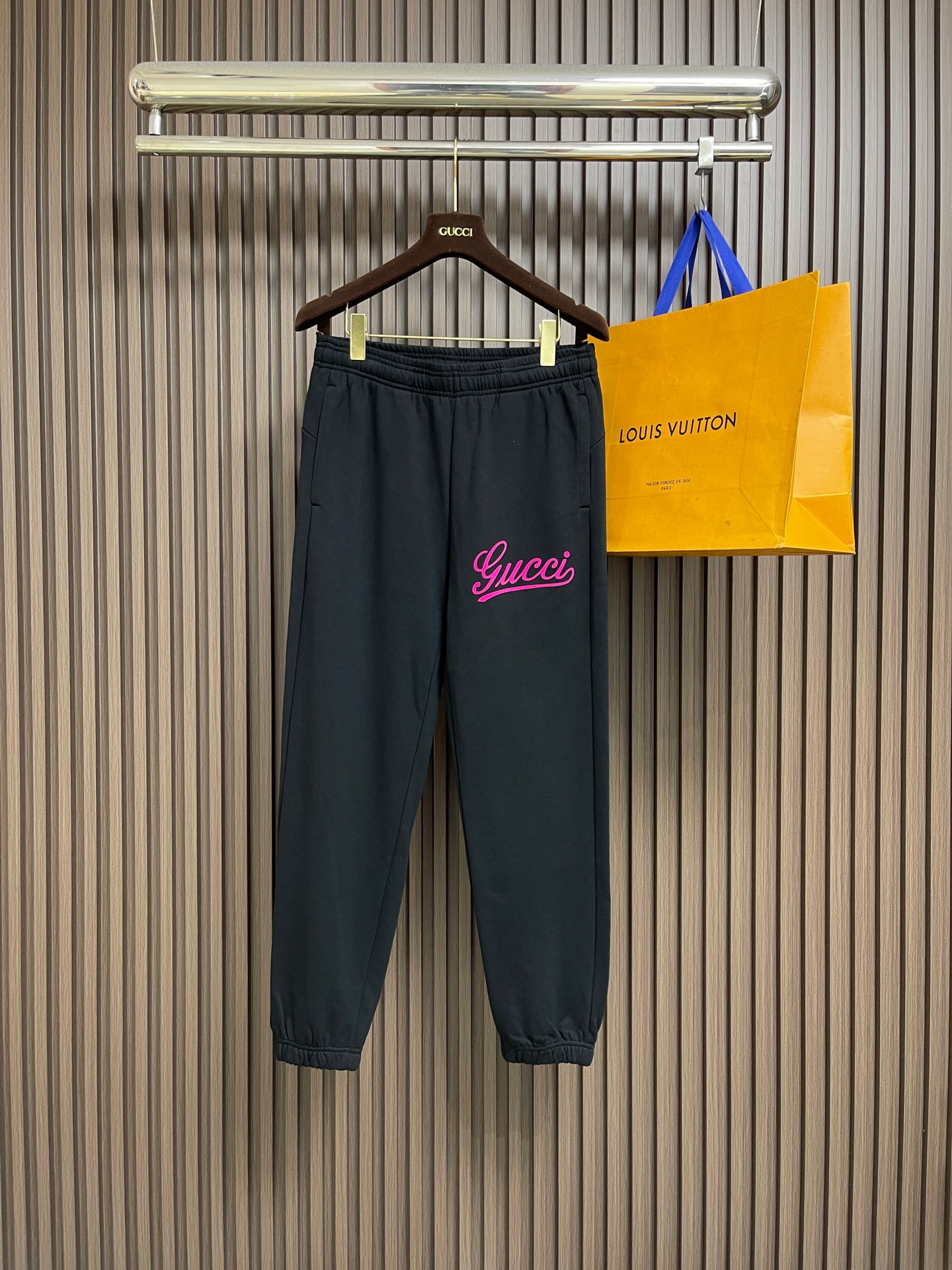 NO:773731,GUCCI 2026SS early spring letter logo printed terry cotton sweatpants, comfortable and breathable terry cotton. A couple item with high upper body utilization, casual and fashionable with sporty style, moderate thickness. Can be worn in spring, autumn and winter!  The overall design of the trousers is not too fancy, it is both classic and trendy style. The cut is perfect, it is a neat and stylish style, with a refined and capable sports and leisure feel, a widened waist, and the leggings are slim and cover the flesh. The GU letter logo is embellished on the thighs, which is in sharp contrast with the trousers, highlighting the sense of detail and brand value. Sizes M-XXL M size waist 77 hips 56 pants length 100 L size waist 79  Hips 58, pants length 102 XL, waist 81 hips 60, pants length 104, XXL waist 83, hips 62, pants length 106,,gucci,19860909GUCCI 2026SS早春字母标识印花毛圈棉卫裤,舒适透气的毛圈棉.上身利用率超高的情侣款单品,休闲时髦兼具运动风格,厚落适中.春秋冬三季可穿！裤装整体没有太花哨的设计,经典又兼备新潮感style.版型裁剪完美,属于利落有型的款,精致干练的运动休闲感,加宽的腰围,束脚裤版型显瘦又遮肉.大腿处gu字母标识点缀,与裤身形成鲜明对比,突显出细节感与品p价值轻松输出 尺码M-XXL M码腰围77臀围56 裤长100 L码 腰围79 臀围58 裤长102 XL码 腰围81臀围60 裤长104 XXL码腰围83 臀围62裤长106,,gucci,,Men's clothing