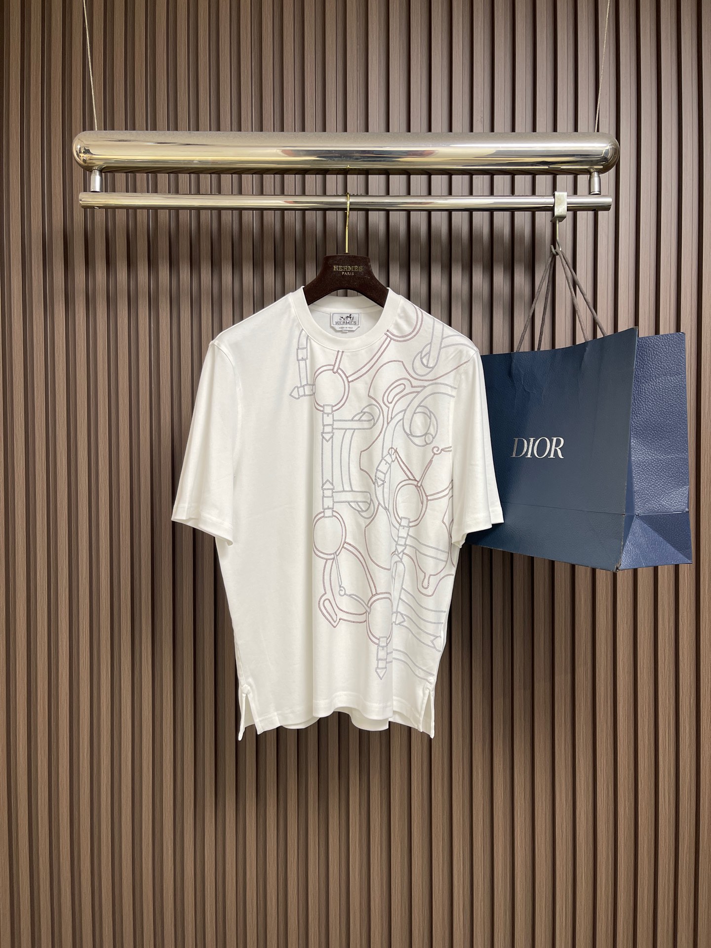 NO:773706,Hermes 2026ss new spring and summer slightly wide round neck short-sleeved T-shirt uses geometric antenna, gold horse embroidery graphics combined with patch embroidery technology to present the theme design. The upper body is fashionable and gives a modern atmosphere. The original slightly wide cut, the collar slightly fits the neck, making the overall upper body more youthful and fashionable. Before cutting, the fabric is strictly dyed 5 times  The washing standard is to control the shrinkage within 2%. The fabric is made of custom-woven high-weight pure cotton. The surface has a warm luster. The upper body is comfortable and smooth, high-end, skin-friendly, breathable, and has a good stiff feeling. Sizes S-XL S size shoulder width 46, bust 110, length 68.5, size M, shoulder width 47.2, bust 114, length 70, size L, shoulder width 48.4, bust 118  Length 71.5 XL, shoulder width 49.6, bust 122, length 73, hermes, T-shirt, tees, t-shirt,19860909Hermes 2026ss春夏新款微阔圆领短袖T恤衫 以几何天线 金质马刺绣图形结合贴布刺绣的工艺来呈现主题设计 上身时尚而赋予现代气息感 原版微阔的剪裁,领口微微贴合颈部,让整体上身更显年轻时尚,面料在裁剪前,严格按照染 色前5次 洗水的标准,将缩水率控制在2％内,面料采用客供定织高克重纯棉质地,表面有着温润的光泽感,上身舒适顺滑,显高档 亲肤 透气,又有很好挺括感.尺码S-XL  S码肩宽46 胸围110 衣长68.5 M码 肩宽47.2胸围114 衣长70 L码肩宽48.4胸围118 衣长71.5 XL码 肩宽49.6胸围122 衣长73,,hermes,T-shirt,tees，t-shirt,,Men's clothing