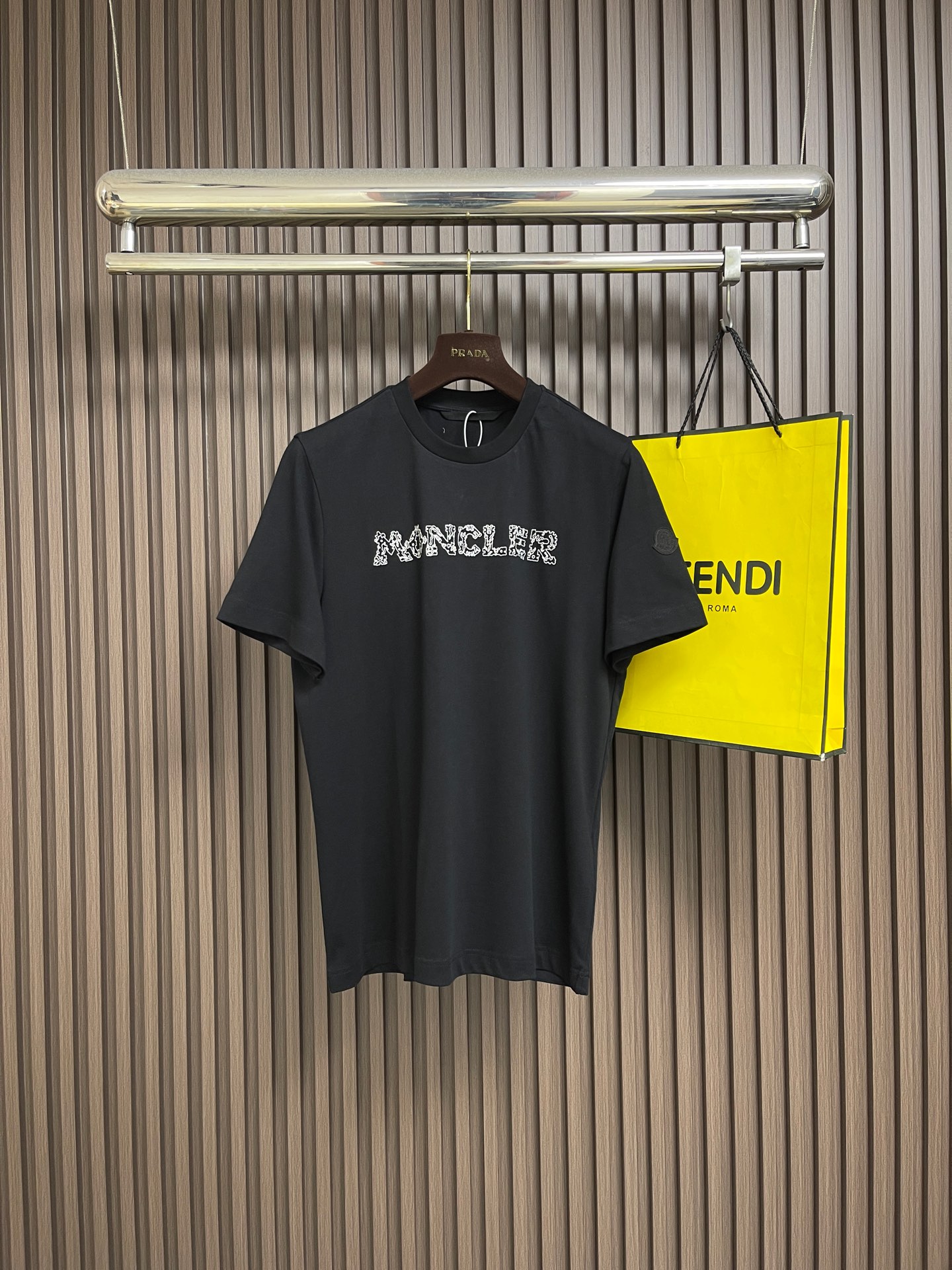 NO:773717,Moncler  Space embroidered letter logo short-sleeved T-shirt. The fabric is made of original 32-count double-yarn combed cotton with a weight of 235 grams. It is matched with 1*1 stretch rib and has a weight of 285 grams. The fabric is processed by enzyme washing process. It feels soft and skin-friendly, stiff and stylish. The space embroidery logo on the chest is made of imported embroidery technology, with fine and three-dimensional stitching; the sleeves are customized  The 1:1 armband is made to restore the original details. The fit is neatly cut, the overall wiring is straight and delicate, the fabric is comfortable and soft, and the color is consistent without color difference. It can be matched with the same style to create a fashionable look and control various occasions. It is custom-woven and dyed, without any color difference from the original version. The ingenious craftsmanship is perfectly restored, three standards are complete, and customized accessories. Sizes S-XL  S size bust 104 shoulder width 43 length 71.5 M size chest 108 shoulder width 44 length 73 L size chest 112 shoulder width 45 length 74.5 XL chest size 116 shoulder width 46 length 76,, T-shirt, tees, t-shirt,19860909Moncler 太空刺绣字母logo短袖T恤,面料采用原版一致32支双纱精梳棉,克重235克,搭配1*1拉架罗纹克重285克,经面料酵洗工艺处理,触感柔软亲肤,挺括有型.胸前太空刺绣标识采用进口刺绣工艺,针脚细密立体；袖部定制1:1袖标还原原版细节.合身版型剪裁利落,整体走线平直细腻,面料舒适柔软,颜色一致无色差,能与同款搭配营造时尚造型,驾驭各种场合.定织定染,与原版无任何色差.匠心工艺完美还原,三标齐全,定制辅料.尺码S-XL S码胸围104 肩宽43衣长71.5 M码 胸围108 肩宽44衣长73 L码胸围112 肩宽45衣长74.5 XL码 胸围116 肩宽46衣长76,,T-shirt,tees，t-shirt,,Men's clothing