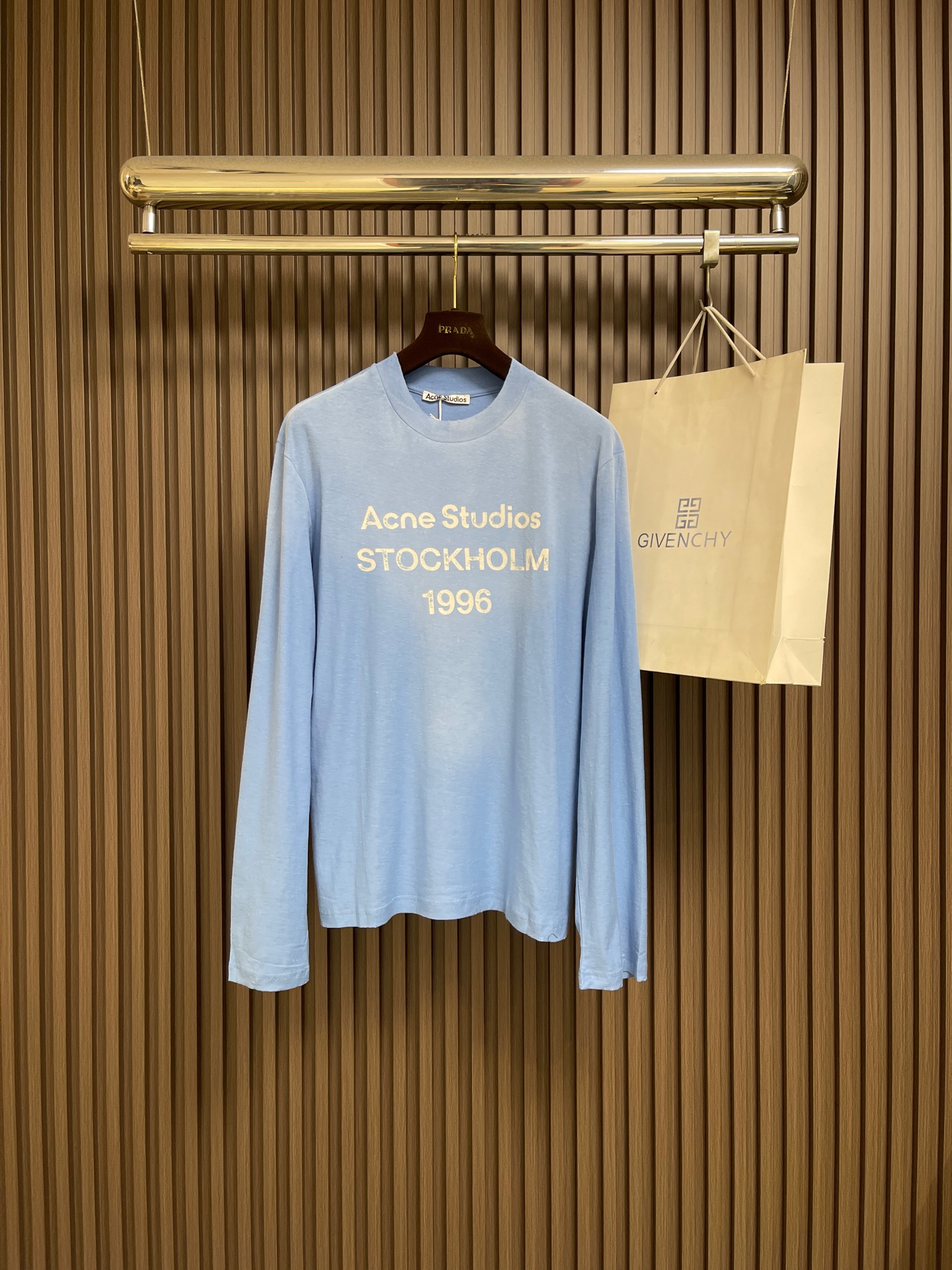 NO:827592,Acne Studios 1996 mud-dyed washed distressed long-sleeved T-shirt. The fabric is made of the original 85% organic cotton and 15% linen blended fabric. It has been treated with enzyme washing and distressing processes to remove the stiffness of the fabric and present a retro 'dirty' feel. The washing effect of each piece is slightly different; the collar, cuffs and hem are supplemented by hand fraying and rough edges to create a casual vintage atmosphere. On the blue base, the chest is printed with the distressed mottled 'Studios STOHOLM'  1996' letter print pays homage to the year the brand was founded. The loose oversize off-shoulder version is the same style for men and women. It is lazy and casual, suitable for Nordic minimalist and American retro styles. Custom-woven and dyed, without any color difference from the original. Craftsmanship is perfectly restored, complete with three standards, customized accessories. Sizes S-XL S size bust 112 shoulder width 47 length 70 M size chest width 116 shoulder width 49 length 71 L size bust 120  Shoulder width 51, clothing length 72, XL size bust 124, shoulder width 53, clothing length 73,,acne studios,dior,versace,tees,t-shirt,19860909Acne Studios 1996泥染水洗做旧长袖T恤,面料采用原版一致85％有机棉与15％麻混纺面料,经酵素洗水与做旧工艺处理,去除面料生硬感,呈现复古'脏脏感',每件洗水效果略有差异；领口、袖口、下摆辅以手工磨破与毛边处理,营造随性古着氛围.蓝色基底上,胸前印有做旧斑驳感的' Studios STOHOLM 1996'字母印花,致敬品牌创立年份.宽松Oversize落肩版型,男女同款,慵懒随性,适配北欧极简与美式复古风格.定织定染,与原版无任何色差.匠心工艺完美还原,三标齐全,定制辅料.尺码S-XL S码 胸围112肩宽47 衣长70 M码胸围116肩宽49 衣长71 L码 胸围120 肩宽51衣长72 XL码胸围124 肩宽53 衣长73,,acne studios,dior,versace,tees，t-shirt,,Men's clothing