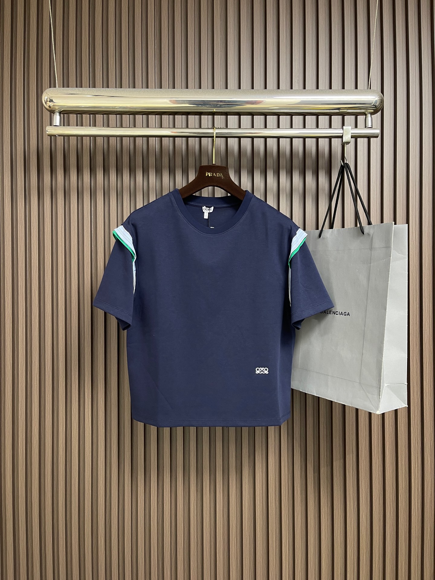 NO:773705,LOEWE 2026SS summer new medium thickness compact cotton blend T-shirt with multi-layered details on both sides. Regular fit, standard length, round neck design, Double L embroidery on the front. Sizes S-M-L S size Bust 100 Shoulder width 47 Length 59 M size Bust 104 Shoulder width 48.5 Length 60 L size Bust 108  Shoulder width 50cm, length 61cm, loewe, tees, t-shirt,19860909LOEWE 2026SS夏日新款中等厚度紧凑棉质混纺T恤,两侧饰有多层细节设计.常规版型,标准长度,圆领设计,正面 Double L 刺绣.尺码S-M-L S码 胸围100 肩宽47 衣长59 M码胸围104 肩宽48.5衣长60 L码 胸围108 肩宽50衣长61,,loewe,tees，t-shirt,,Men's clothing