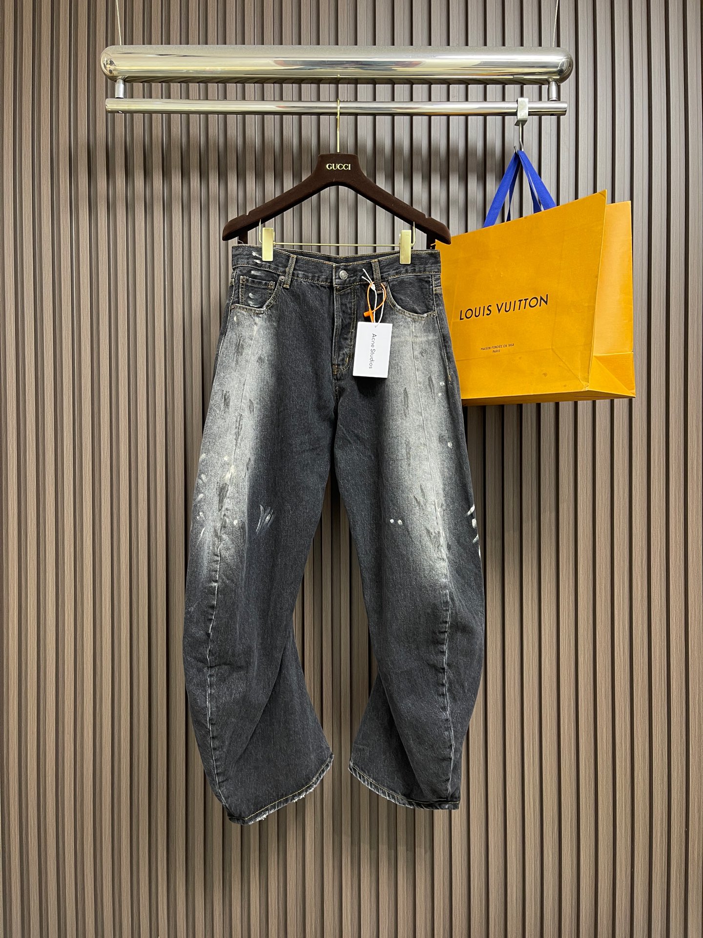 NO:773735,Acne Studios distressed jeans with splashes of ink, customized cotton denim, hazy and deep matte charcoal gray, revealing a high-end natural feel, straight and slightly wide silhouette, the relaxed feeling of the 90s street, is the collision of industrial style and minimalist aesthetics. The spray paint decoration process uses special textile spray paint to partially color the surface of the garment, and spray old gradient patterns to create a hand-painted and distressed feeling.  Contrast color effect. Using positioning artificial fraying, local friction and abrasion of the fabric through manual operation, the surface of the fabric will form a natural damage effect. Stone grinding light fermentation + pulling, bleaching and softening, through the mutual friction between the pumice stone and the clothing, will cause wear and fading effects on the surface of the denim. Through the combination of pulling and bleaching, the clothing will produce a certain texture and stretching effect while bleaching. Size 29-30-31-32 S-XL S size Waist 80 Seat 107  Pants length 111 M, waist 84, seat circumference 111, trouser length 112 L, waist 88 seat 115, trouser length 113 XL, waist 92 seat 119, trouser length 114,,acne studios,dior,jeans,19860909Acne Studios 泼墨做旧牛仔裤,定制安棉赤胚丹宁料,朦胧且深邃的雾炭灰,透出高级的自然感,直筒微阔廓形90年代街头的松弛感,是工业风与极简美学的碰撞.喷漆装饰工艺,用纺织专用喷漆,在成衣表面进行局部着色,做旧渐变 图案喷涂,形成手绘感 做旧感 撞色效果.采用定位人工磨破,通过手工操作对面料进行局部摩擦与磨损,面料表面会形成自然的破损效果.石磨轻酵＋拉解漂加软,通过浮石与衣物的相互摩擦,使牛仔布表面产生磨损和褪色效果,通过拉扯和漂白相结合,使衣物在漂白的同时产生一定的纹理和拉伸效果.尺码29-30-31-32 S-XL S码 腰围80 座围107 裤长111 M码 腰围84 座围111裤长112 L码 腰围88 座围115裤长113 XL码 腰围92 座围119裤长114,,acne studios,dior,jeans,,Men's clothing