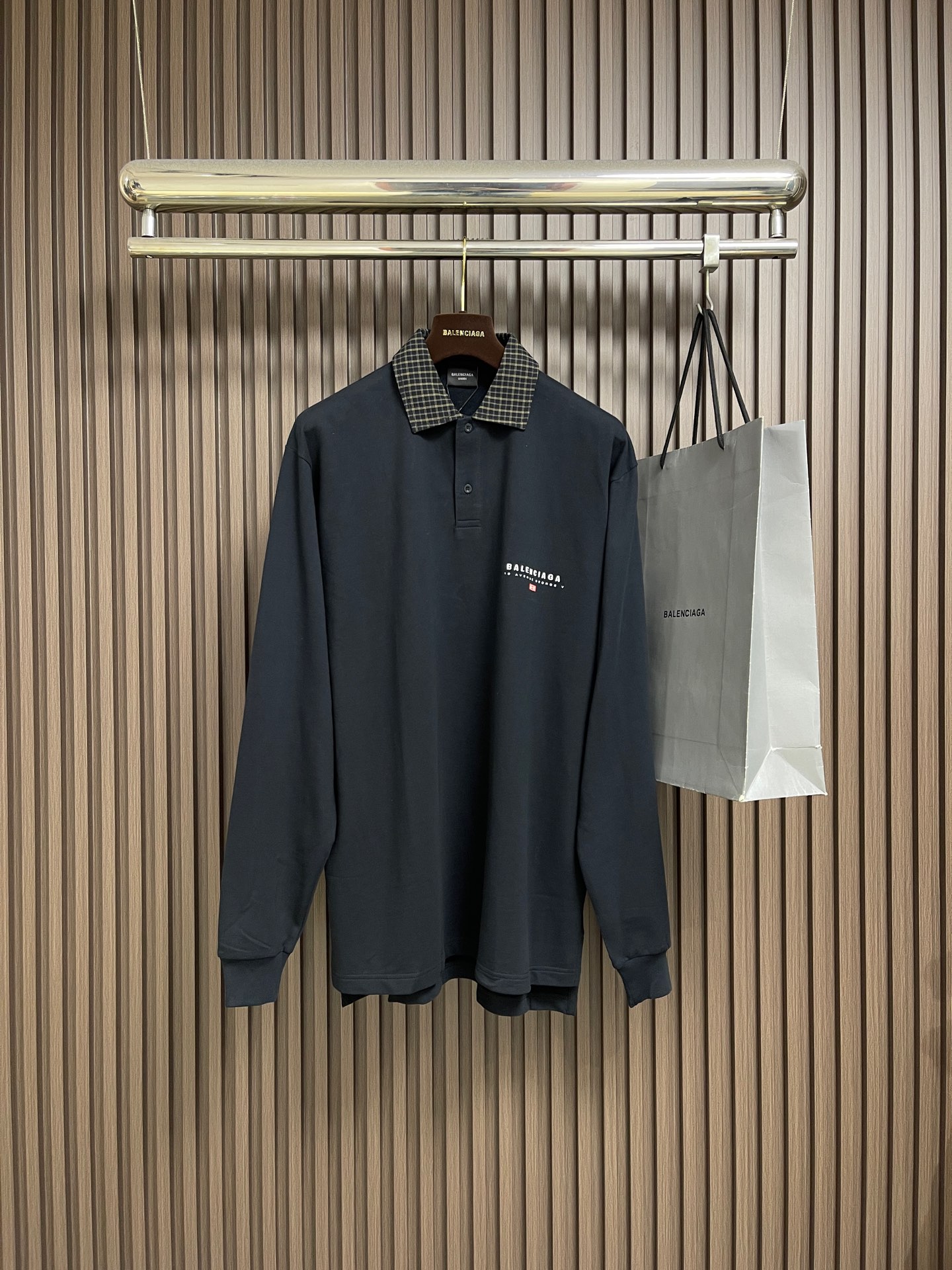 NO:827557,Balenciaga 2026ss plaid splicing long-sleeved lapel T-shirt POLO, the fabric is the same as the original 260g black base wash, the upper body is full of drape, the shape has not been changed, the shoulders are loose, and the length is not pressed. The embroidery is using a Behringer embroidery machine, and the counterpoint plaid neckline is spliced. Size 1-2-3-4,,balenciaga,tees,t-shirt,19860909Balenciaga 2026ss格纹拼接长袖翻领T恤POLO,面料采用原版一致260克黑色打底洗水,上身垂坠感拉满,版型一刀未改落肩宽松,衣长不压身.刺绣采用百灵达绣花机,对位格纹领口拼接.尺码1-2-3-4,,balenciaga,tees，t-shirt,,Men's clothing