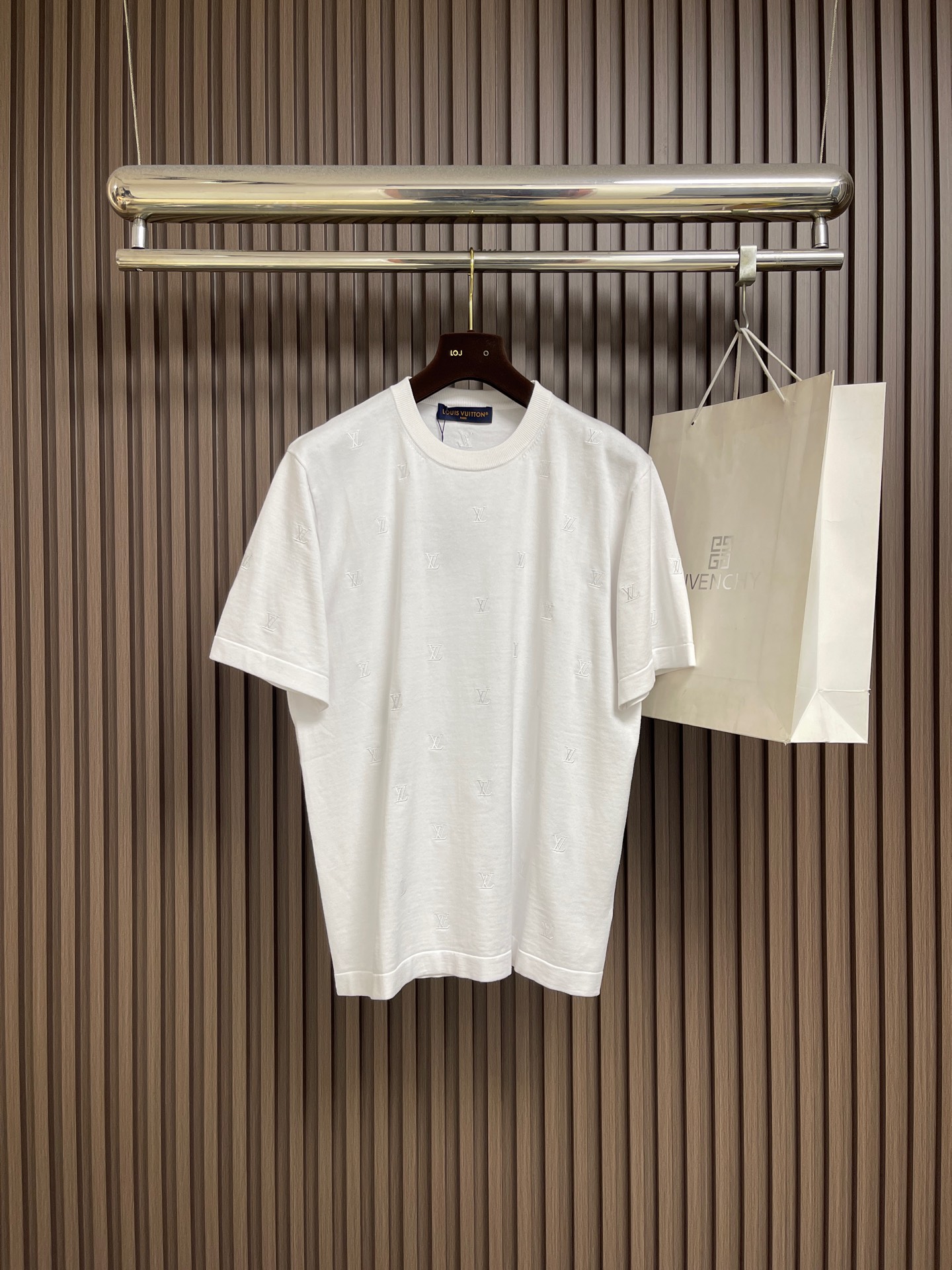 NO:773723,LV  The small white letter embroidered woolen short-sleeved T-shirt is made with full embroidery technology. The stitching technique is mainly used to fill in the slender and curved lines of the shape, which can show the details and layering of the pattern. The slender and curved lines, the stitching has a strong sense of line and three-dimensionality, and the stitching method is vivid, lively and has good coverage. The pattern is embroidered stitch by stitch with embroidery thread, and the pattern is tight and has a shrinking effect. Arm cage,  The splicing of the neckline and the body uses fine stitch processing instead of direct sewing. This processing method makes the product more detailed; it also improves the texture of the product. The yarn itself has ductility. The upper body has a drapey feeling without tightness. The washing process of the yarn softens the touch of the fabric while still retaining the original wide feeling. The overall wiring is straight and delicate, the fabric is comfortable and soft, and the color is consistent and without color difference.  It can be matched with the same style to create a fashionable look, and can be used in various occasions. Customized accessories, complete with three standards, same style for men and women!  Size S-XL S size bust 108 shoulder width 44 length 69 M size bust 112 shoulder width 46 length 71 L size bust 116 shoulder width 48 length 7319860909LV 小白字刺绣毛织短袖T恤,全副满绣工艺定位制作,采用挨针的技法主要用于来填绣形状细长而弯曲的线条,可以表现出图案的细节和层次感.细长而弯曲的线条,挨针的线条感和立体感都很强,针法生动、活泼、覆盖性好.逐针挨着将图案用绣花线绣完,花纹紧实有收缩效果.袖笼、领口与大身的拼接采用细密的收针处理而非直接车缝,这种处理方式使得产品的细节感更强；同时也提高了产品的质感纱线本身具有延展性.上身有垂感无紧绷包身感,纱线后道的洗水处理柔化织片触感的同时,仍保有原有的挺阔感.整体走线平直细腻,面料舒适柔软,颜色一致无色差 能与同款搭配营造时尚造型,驾驭各种场合,定制辅料,三标齐全,男女同款！尺码S-XL S码 胸围108 肩宽44衣长69 M码胸围112肩宽46衣长71 L码 胸围116肩宽48衣长73 XL码胸围120 肩宽50 衣长75,,louis vuitton,T-shirt,tees，t-shirt,,Men's clothing