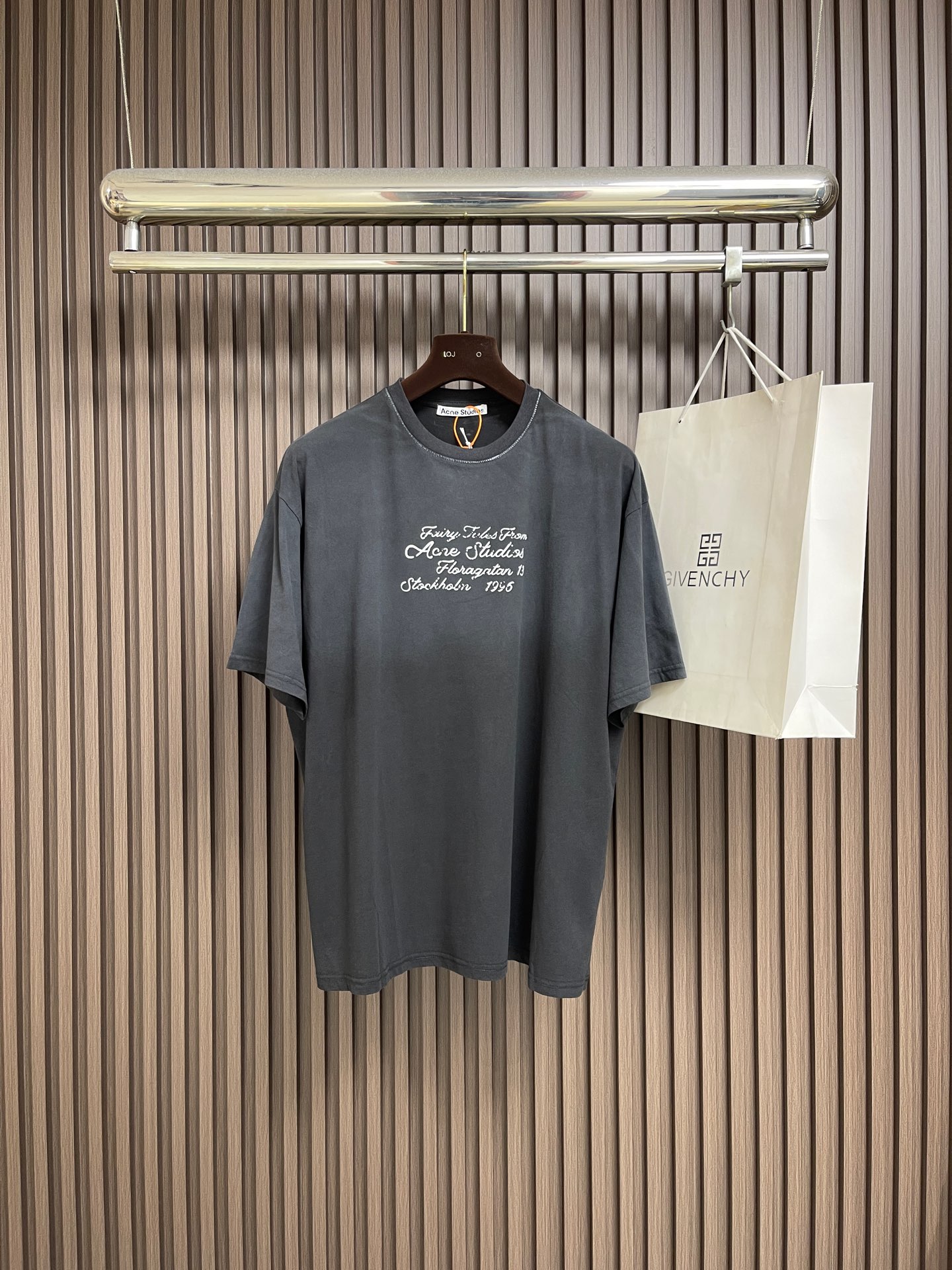 NO:773726,Acne Studios flocked logo short-sleeved T-shirt, customized velvet soft cotton. Soft and smooth, comfortable and close to the skin. The main tone is matte oatmeal gray. It has a restrained but warm sense of luxury. Acne Studios flocked logo is embellished on the chest. It is unobtrusive but has its own aura. The design language of spatial tension is elevated from a flat symbol with handwriting. The minimalist T becomes an identity statement without making noise. The flocking printing process uses a special printing method to make the pattern appear on the fabric with a high three-dimensional sense and texture.  It looks clear, sharp and neat, and the fabrics have been fermented and washed. It has a better hand feel and texture. It is not easy to deform, not easy to shrink, not easy to fade, and maintains long-term beauty. The overall wiring is straight and delicate, the fabric is comfortable and soft, and the color is consistent without color difference. It can be matched with the same style to create a fashionable look and control various occasions. Customized accessories, complete three standards, the same style for men and women!  Size S-XL S size bust 126 shoulder width 56.5 length 70 medium size bust 130 shoulder width 58 length 72 L size bust 134 shoulder width 59.5 length 74 XL size bust 138 shoulder width 61 length 76,,acne studios,dior,T-shirt,tees,t-shirt,19860909Acne Studios 植绒徽标短袖T恤,定制丝绒柔光棉 柔软顺滑 舒适贴肤 以雾面燕麦灰为主基调 克制却有温度的高级感 Acne Studios 植绒徽标点缀于胸前 不张扬却自带气场 用手写笔触从平面符号升有空间张力的设计语言 让极简T成为无需喧哗的身份宣言植绒印花工艺 通过特殊的印刷方法使图案在织物上呈现出高立体感和质感 清晰锐利观工整,面料都经过酵洗 手感质感更佳 不易变形 不易缩水 不易褪色 保持长久的美观.整体走线平直细腻,面料舒适柔软,颜色一致无色差 能与同款搭配营造时尚造型,驾驭各种场合,定制辅料,三标齐全,男女同款！尺码S-XL S码 胸围126肩宽56.5 衣长70 M码胸围130肩宽58 衣长72 L码 胸围134肩宽59.5 衣长74 XL码胸围138肩宽61 衣长76,,acne studios,dior,T-shirt,tees，t-shirt,,Men's clothing