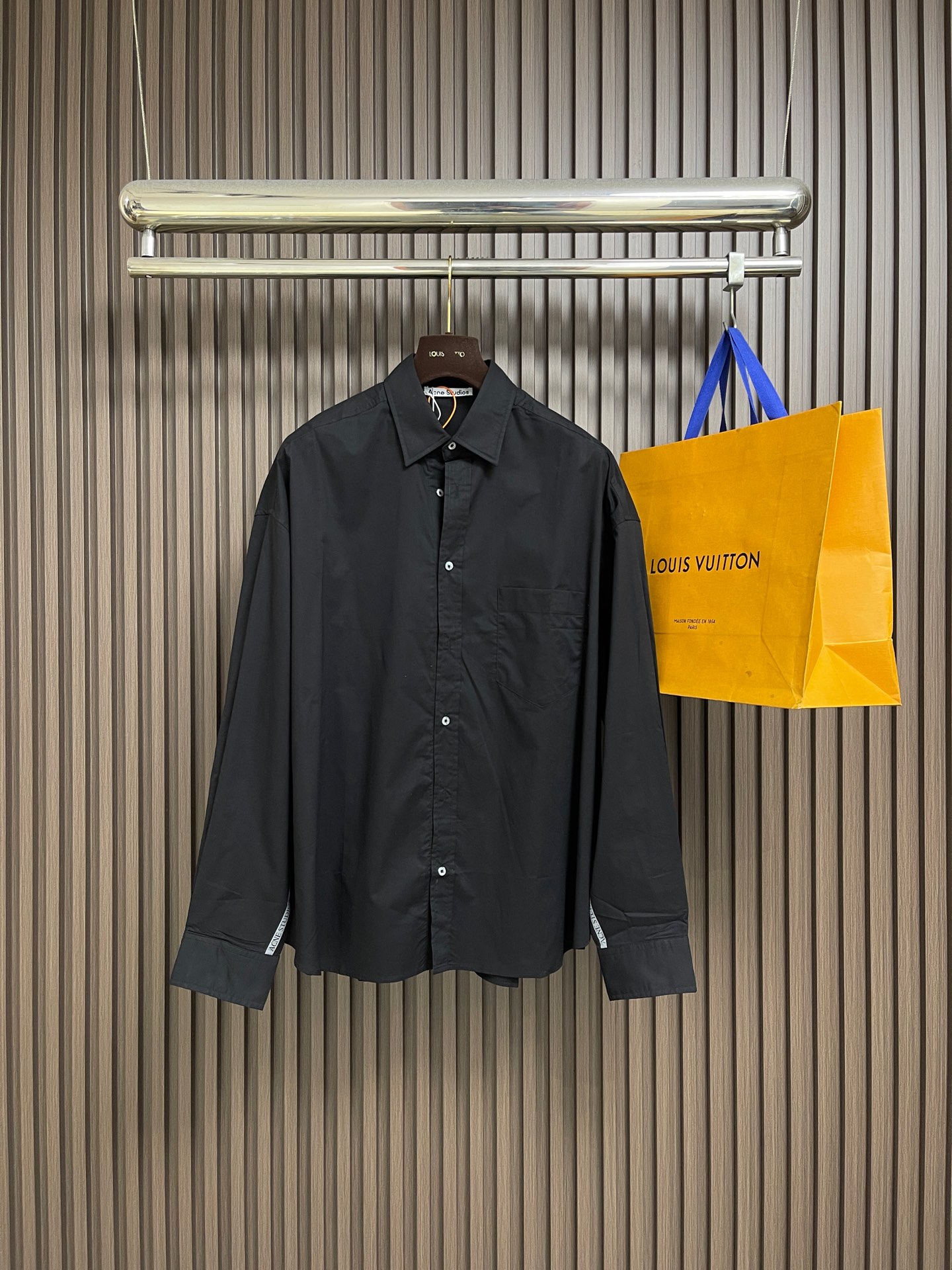 NO:827539,Acne Studios jacquard logo long-sleeved shirt, custom-made matte Tencel cloud satin. Light and smooth, comfortable and close to the skin. Calm and soft black is the main color. The tonal aesthetics in the simple shirt follow the minimalist style. The lines are simple and smooth. The hidden jacquard logo stripes on the inside are looming. It injects a touch of smart brand genes to show luxury and charm. The fabric jacquard process controls the interweaving of the warp and weft lines by weaving the Acne Studios logo textile technology on the surface of the fabric.  Precisely control the interweaving density and tension of the yarn to make it more three-dimensional. The use of side-turning and buried stitching technology can provide high-quality stitching results. Smooth and neat, the fabrics have been sand washed and have a better hand feel. Not easy to deform, not easy to shrink, not easy to fade, and maintain long-term beauty. The overall wiring is straight and delicate, the fabric is comfortable and soft, and the color is consistent without color difference. It can be matched with the same style to create a fashionable look and control various occasions. Customized accessories, complete three standards, the same style for men and women!  Size 44-46-48-50 S-XL S size Bust Shoulder width 60.5 Length 78 Medium Size Bust 164 Shoulder width 62 Length 80 Large Size Bust 168 Shoulder width 63.5 Length 82 XL Size Bust 172 Shoulder width 65 Length 84,,acne studios,dior,shirts,19860909Acne Studios 提花徽标长袖衬衫,定制瑬光天丝云柔缎 轻盈垂顺 舒适贴肤 以沉静柔和的黑色做主色调 简约衬衫里的色调美学 遵循极简主义风格 线条简洁流畅 内侧隐秘的提花徽标条纹若隐若现 注入了一抹灵动的品牌基因举手投足间尽显奢华与魅力 .面料提花工艺 通过在织物表面织出Acne Studios 徽标纺织技术 控制经纬线的交织方式 精确控制纱线的交织密度和张力 使其更具立体感.采用侧翻埋夹车线工艺 能够提供优质的缝合效果 平顺整洁 工整整洁,面料都经过砂洗 手感质感更佳 不易变形 不易缩水 不易褪色 保持长久的美观.整体走线平直细腻,面料舒适柔软,颜色一致无色差 能与同款搭配营造时尚造型,驾驭各种场合,定制辅料,三标齐全,男女同款！尺码44-46-48-50 S-XL S码 胸围 肩宽60.5 衣长78 M码胸围164肩宽62衣长80 L码 胸围168肩宽63.5 衣长82 XL码胸围172肩宽65 衣长84,,acne studios,dior,shirts,,Men's clothing