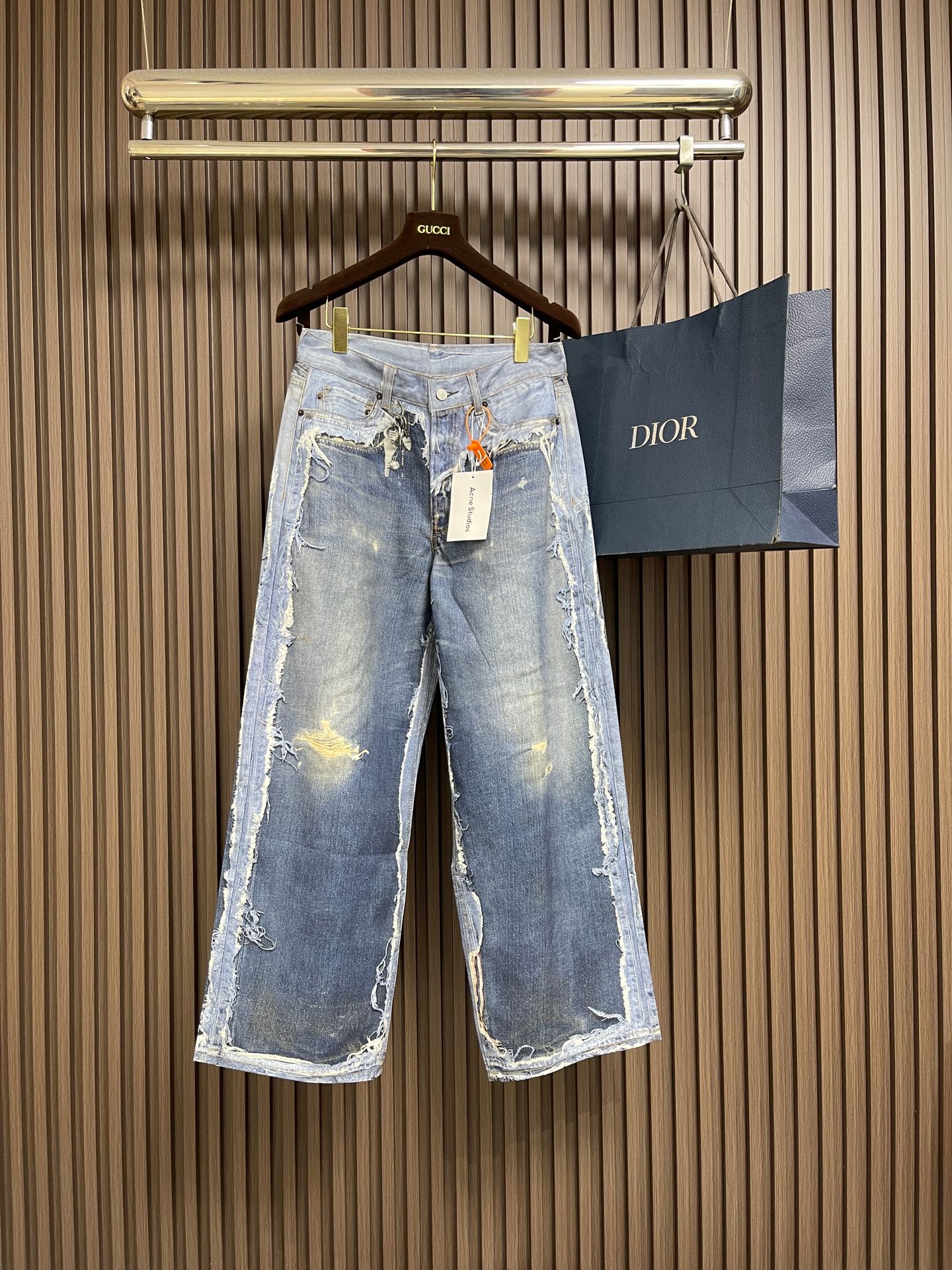 NO:775920,Acne Studios trompe l'oeil print dyed jeans, customized frost white embossed heavy fermented denim material, with a unique vintage wash blue as the keynote, a unique blues artwork, with Acne Studios' avant-garde aesthetics as the soul, embellished with seasonal trompe l'oeil prints, the collision of light and shadow, highlighting the brand tone. Digital printing technology uses digital pattern design, and the pattern is directly printed on the fabric through an inkjet printer, achieving Acne's seasonal trompe l'oeil printing operation, with natural transitions and clear patterns.  The infrared positioning cutting machine achieves precise positioning of materials through infrared emitters and infrared receivers. The accuracy can reach the micron level, thereby meeting the effect of high-precision cutting of alignment and striping. It adopts the washing and color frying process, giving priority to a special desizing agent, and then soaking the fabric in it to evenly receive the sizing. After desizing, it is finally rinsed. The workmanship is extremely complicated and the loss is high. Sizes S-XL S code waist 76 hip 104 trouser length 102  M size waist 80 hips 108 pants length 103 L size waist 84 hips 112 pants length 104 XL size waist 88 hips 116 pants length 105,,acne studios,dior,jeans,19860909Acne Studios 错视印花染色牛仔裤,定制霜白浮雕重酵丹宁绮料,以独特的复古洗水蓝为基调,独一无二的蓝调艺术品,以Acne Studios的先锋美学为灵魂,点缀当季错视印花,光与影的碰撞,凸显品牌调性.数码印花技术,采用数字化图案设计,通过喷墨打印机将图案直接印制在织物上,实现acne当季错视印花作业,过渡自然 图案清晰. 红外线定位裁床,通过红外发射器和红外接收器来实现对材料的精准定位,精度可达到微米级别,从而满足对位对条高精度裁剪的效果.采用洗水炒色工艺,优先选择特制的退浆剂,再讲布料浸泡其中,均匀受浆 退浆后,最终再进行漂洗,做工复杂至极 损耗高.尺码S-XL S码 腰围76臀围104 裤长102 M码腰围80臀围108 裤长103 L码 腰围84臀围112裤长104 XL码腰围88臀围116裤长105,,acne studios,dior,jeans,,Men's clothing