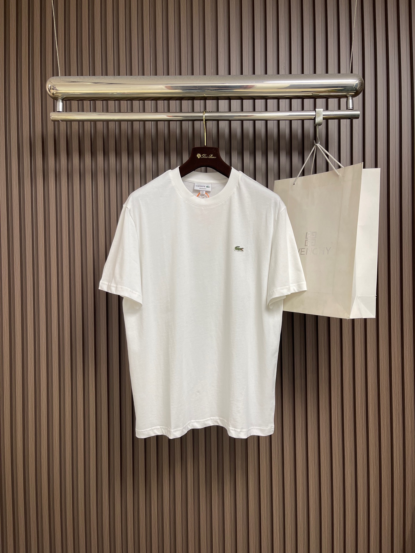 NO:773720,Lacoste crocodile logo short-sleeved T-shirt, custom-made combed smooth plain cotton fabric, the iconic fish comes to mind, and the vivid logo contrasts with the calm background, quietly highlighting the French style. It uses a solid color as the base and the logo as the print, showing the texture and brand heritage in a low-key manner. Using stamping technology, the independent embroidered stamp is made through computer embroidery, and then positioned and sewn onto the clothing, it has a strong three-dimensional effect, is strong and washable  Stable quality. Sizes S-XL S, bust 110, shoulder width 46.5, length 71, size M, bust 114, shoulder width 48, length 73, size L, bust 118, width 49.5, length 75, size XL, bust 122, shoulder width 51, length 77, T-shirt, tees, t-shirt,19860909Lacoste 鳄鱼徽标短袖T恤,定制精梳柔滑平纹棉面料,标志性小鱼跃然心口,以鲜活标识撞色沉静底色,不动声色间彰显法式格调.以纯色为底,标识为印,于低调间尽显质感与品牌底蕴.采用车章仔工艺,通过电脑绣花做好独立刺绣章仔,再将其定位后车缝固定在衣物上,立体感强,牢固耐洗 质量稳.尺码S-XL S码 胸围110肩宽46.5 衣长71 M码胸围114肩宽48 衣长73 L码 胸围118肩宽49.5 衣长75 XL码胸围122 肩宽51 衣长77,,T-shirt,tees，t-shirt,,Men's clothing