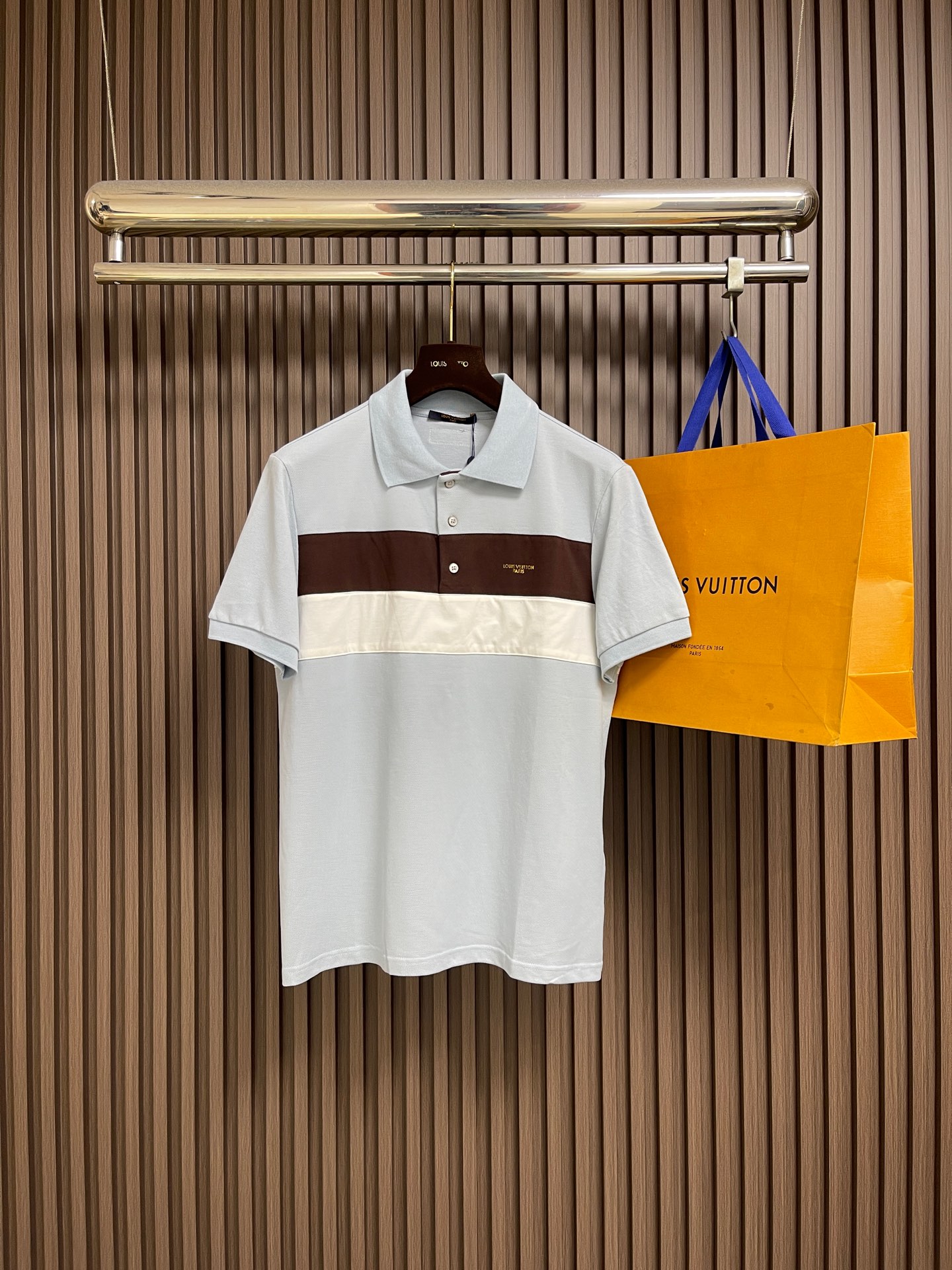 NO:775897,LV contrasting color splicing short-sleeved striped Polo, this piqué cotton polo shirt is spliced with contrasting horizontal strips on the chest, and the Louis Vuitton Paris logo is hot-stamped. The Marque L.Vitton Deposee logo leather patch shows a hint of college atmosphere on the back. Sizes S-XL S size Bust 108 Shoulder width 45.5 Length M size Bust 112 Shoulder width 47 Length 71 L size Bust 116  Shoulder width 48.5, clothing length 72.5, XL size bust 120, shoulder width 50, clothing length 74,, louis vuitton, louis vuitton, T-shirt,19860909LV 撞色拼接短袖条纹Polo,本款珠地棉马球衫在胸前拼接撞色横向条带,同时烫印路易威登巴黎标识.Marque L.Vitton Deposee 标识皮革贴饰在背后展露一丝学院气息.尺码S-XL S码 胸围108肩宽45.5 衣长69.5 M码胸围112 肩宽47 衣长71 L码 胸围116 肩宽48.5 衣长72.5 XL码胸围120肩宽50 衣长74,,louis vuitton,louis vuitton,T-shirt,,Men's clothing