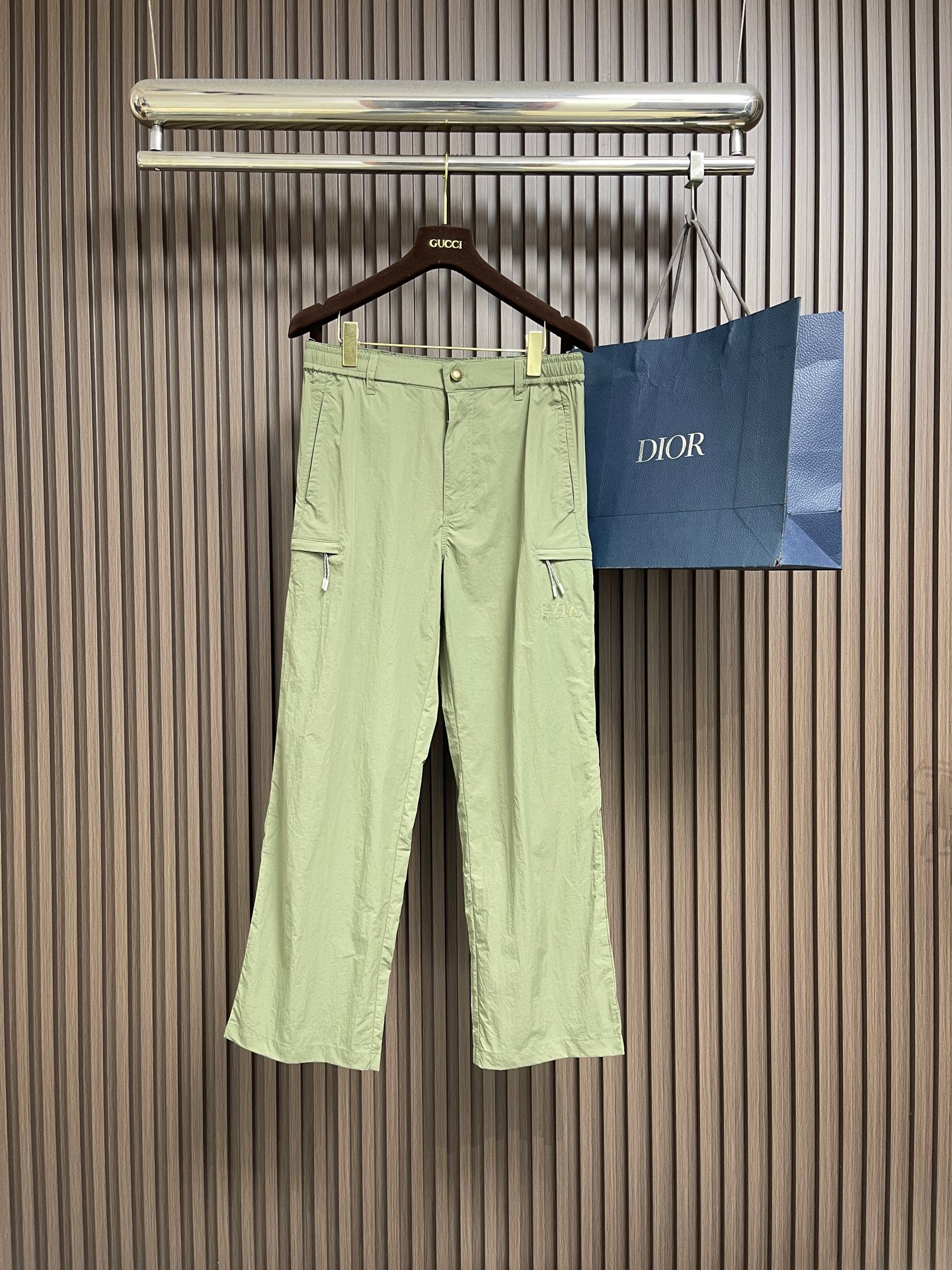 NO:775881,LV camping work trousers are both practical and trendy work trousers. The multi-pocket design enables daily storage, and the neat tailoring is suitable for various scenes such as commuting, outdoor, and leisure. The simple version accommodates the body shape, and the metal buckle embellishment enhances the texture, allowing comfort and style to go hand in hand. It is easy to create a casual style to adapt to the styling needs of different life rhythms. Sizes S-XL S Size Waist 84 Sitting 102 Pants Length 101  Size M, waist 88, seat circumference 106, pant length 102, L size, waist circumference 92, seat circumference 110, pant length 103, XL size, waist circumference 96, seat circumference 114, pant length 104,,louis vuitton,19860909LV 露营工装长裤,兼具实用与潮流感的工装裤,多口袋设计赋能日常收纳,利落剪裁适配通勤、户外、休闲等多元场景.简约版型包容身形,金属扣点缀提升质感,让舒适与型格并行,轻松打造随性自在的穿搭风格,适配不同生活节奏的造型需求.尺码S-XL S码 腰围84坐围102裤长101 M码腰围88坐围106裤长102 L码 腰围92坐围110 裤长103 XL码腰围96坐围114 裤长104,,louis vuitton,,Men's clothing